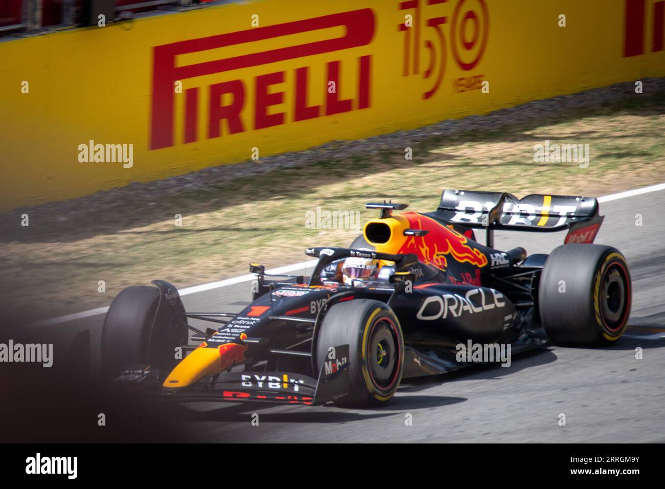 Questa foto dinamica cattura Max Verstappen con la sua Red Bull Racing mentre sfreccia sul circuito di Barcellona-Catalunya durante il Gran Premio di Spagna Foto Stock