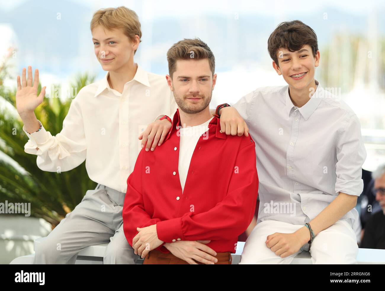 220527 -- CANNES, 27 maggio 2022 -- il regista belga Lukas Dhont C, l'attore belga Eden Dambrine L e l'attore belga Gustav De Waele posa durante una photocall per il film Close presentato al Concorso ufficiale alla 75a edizione del Festival di Cannes, nel sud della Francia, il 27 maggio 2022. FRANCE-CANNES-PHOTOCALL-CLOSE GaoxJing PUBLICATIONxNOTxINxCHN Foto Stock