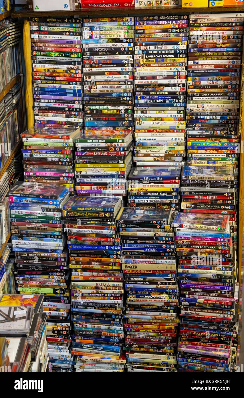 Pile di DVD all'interno della libreria Camillas al 57 Grove Rd, Little Chelsea, Eastbourne, East Sussex, Regno Unito a settembre, interno della libreria di seconda mano e antiquariato Foto Stock