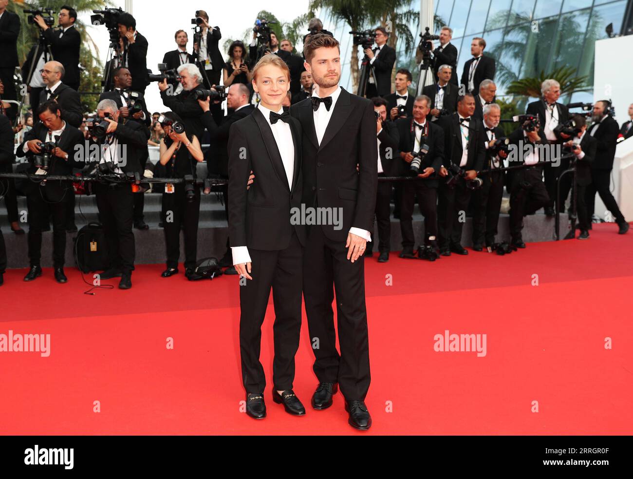 220529 -- CANNES, 29 maggio 2022 -- il regista belga Lukas Dhont R e l'attore belga Eden Dambrine per il film Close pose at the Red carpet durante la cerimonia di chiusura della 75a edizione del Festival di Cannes, Francia meridionale, 28 maggio 2022. FRANCE-CANNES-FILM FESTIVAL-CLOSE GaoxJing PUBLICATIONxNOTxINxCHN Foto Stock