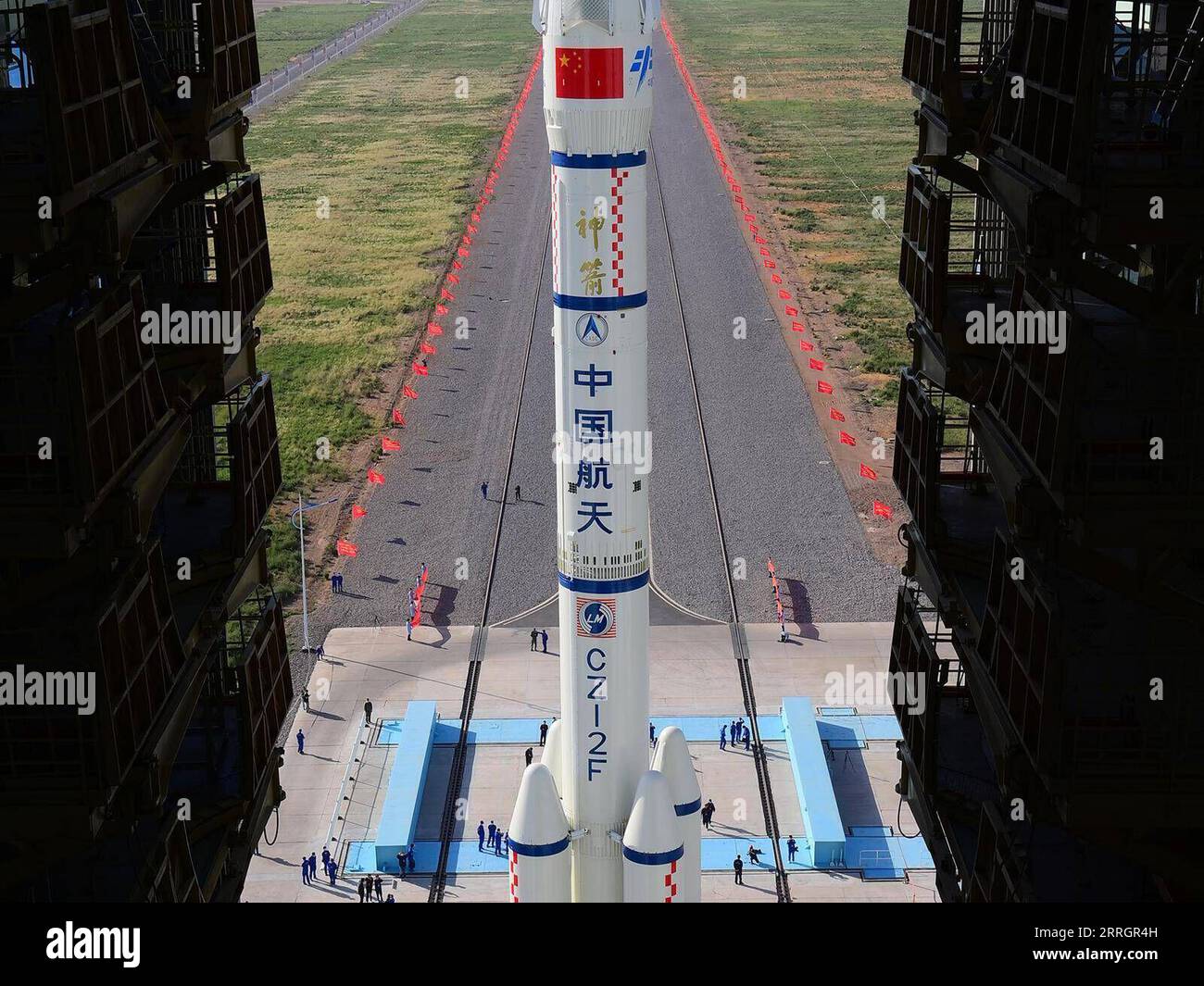 220529 -- JIUQUAN, 29 maggio 2022 -- la combinazione dell'astronave con equipaggio Shenzhou-14 e di un lungo razzo vettore March-2F sarà trasferita nell'area di lancio del Jiuquan satellite Launch Center nel nord-ovest della Cina, 29 maggio 2022. La combinazione dell'astronave con equipaggio Shenzhou-14 e di un lungo razzo vettore March-2F è stata trasferita nell'area di lancio, ha detto domenica la CMSA dell'Agenzia spaziale cinese con equipaggio. Le strutture e le attrezzature del sito di lancio sono in buone condizioni, e vari controlli funzionali pre-lancio e prove congiunte saranno effettuati come previsto, ha detto la CMSA. Foto di /Xinh Foto Stock