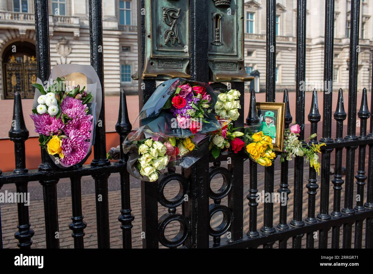 Londra, regno unito, 8 settembre 2023 Fiori e una foto e note lasciate sui cancelli di Buckingham Palace per il primo anniversario della defunta regina Elisabetta ll credito di morte Richard Lincoln/Alamy Live News Foto Stock