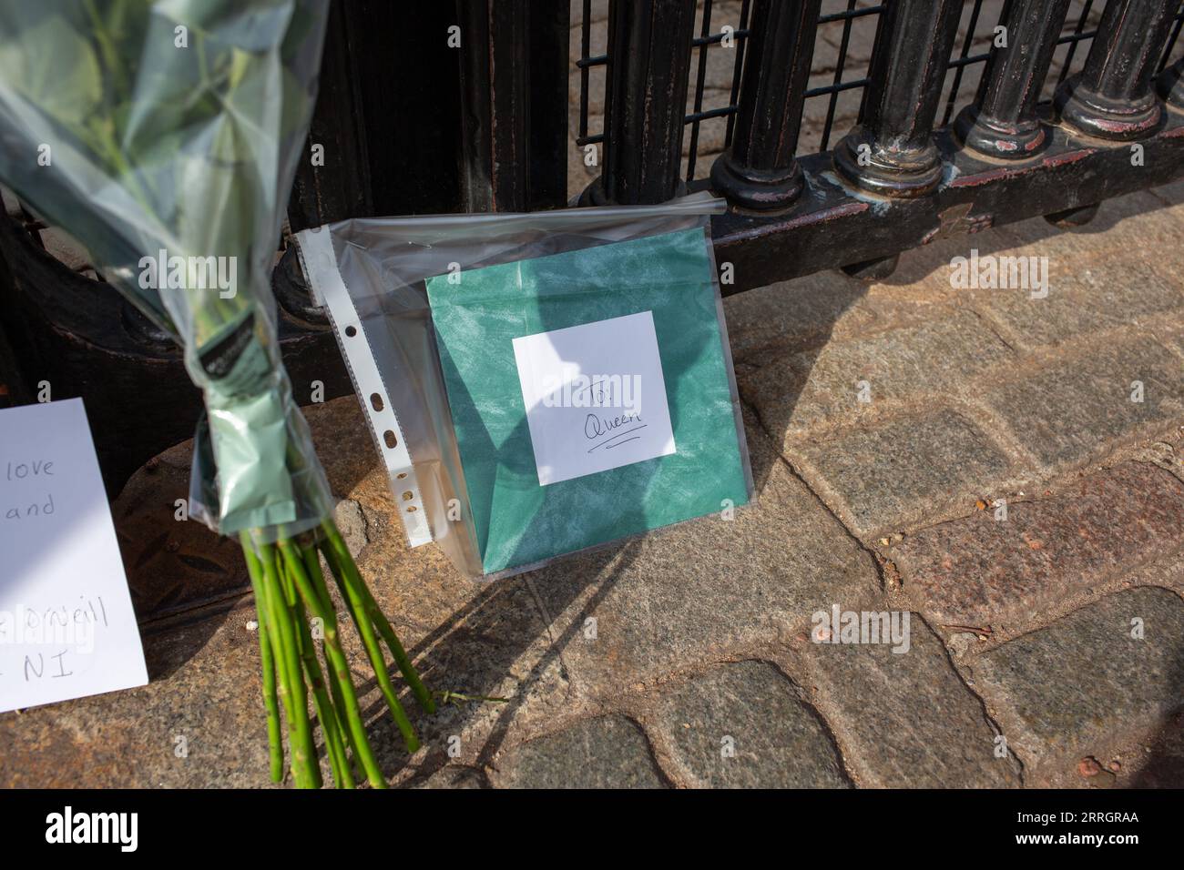 Londra, regno unito, 8 settembre 2023 Fiori e una foto e note lasciate sui cancelli di Buckingham Palace per il primo anniversario della defunta regina Elisabetta ll credito di morte Richard Lincoln/Alamy Live News Foto Stock