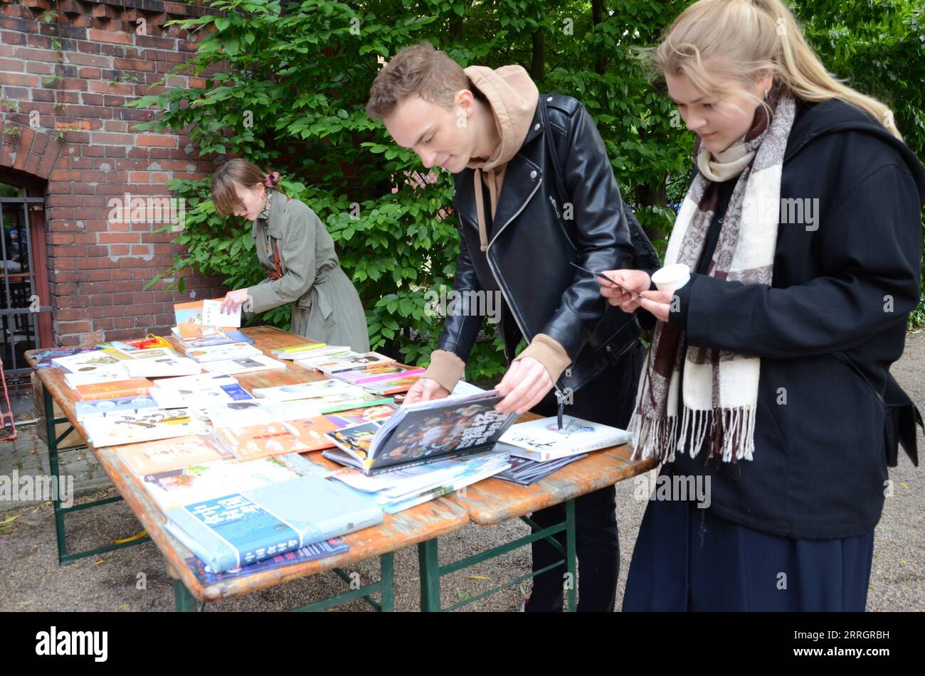 220530 -- BRESLAVIA, 30 maggio 2022 -- la gente legge libri sulla cultura alimentare cinese durante la giornata della Cina , un evento organizzato congiuntamente dal Confucio Institute e dal Giardino Botanico dell'Università di Breslavia, a Breslavia, Polonia, 28 maggio 2022. POLONIA-WROCLAW-CONFUCIO INSTITUTE-CHINA DAY CHENXCHEN PUBLICATIONXNOTXINXCHN Foto Stock