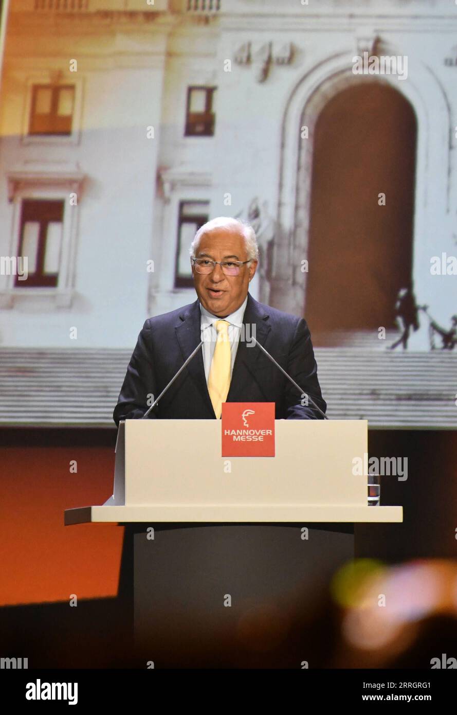220530 -- HANNOVER, 30 maggio 2022 -- il primo ministro portoghese Antonio Costa tiene un discorso alla cerimonia di apertura della Fiera Hannover Messe Hannover ad Hannover, Germania, 29 maggio 2022. Domenica sera si è tenuta qui la cerimonia di apertura dell'Hannover Messe, importante fiera industriale tedesca. Dopo un intervallo di due anni, Hannover Messe ha ripreso i suoi eventi offline quest'anno, con la trasformazione industriale come tema principale, incentrato sulla digitalizzazione e la sostenibilità. GERMANIA-HANNOVER-FIERA-CERIMONIA DI APERTURA RENXPENGFEI PUBLICATIONXNOTXINXCHN Foto Stock
