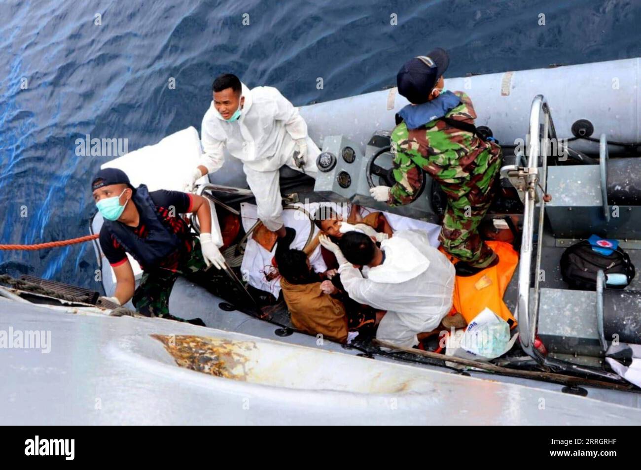 220530 -- SULAWESI MERIDIONALE, 30 maggio 2022 -- foto fornita dall'agenzia nazionale indonesiana di ricerca e soccorso scattata il 29 maggio 2022 mostra i sopravvissuti di una nave affondata a bordo di una barca di gomma dopo essere stati salvati dall'acqua nello stretto di Makassar nel Sulawesi meridionale, Indonesia. Quattordici vittime di una nave affondata sono state salvate in sicurezza dai soccorritori domenica, portando il numero totale di coloro che sono sopravvissuti al tragico incidente nell'Indonesia centrale a 31, ha detto un alto funzionario. /Handout via Xinhua INDONESIA-SULAWESI MERIDIONALE-NAVE-SALVATAGGIO Basarnas PUBLICATIONxNOTxINxCHN Foto Stock
