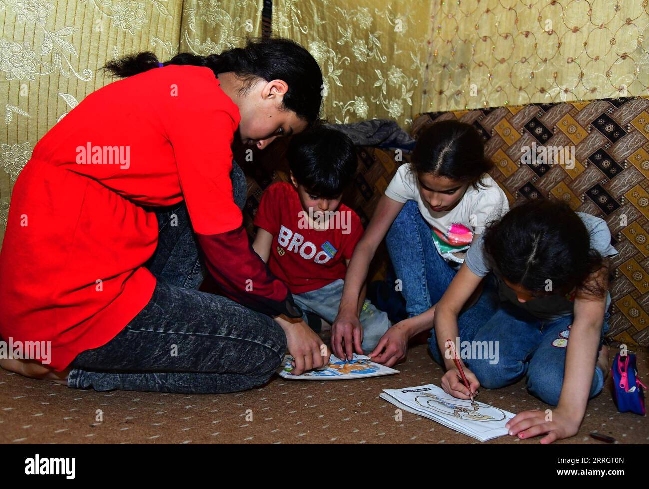 220530 -- JARAMANA SIRIA, 30 maggio 2022 -- Hiba Moussa 1st L insegna i suoi fratelli nella loro casa a Jaramana, una città tre chilometri a sud-est di Damasco, Siria, il 25 maggio 2022. Foto di /Xinhua TO GO WITH Feature: I poveri bambini siriani cercano l'istruzione come salvezza dalla situazione SIRIA-JARAMANA-CHILDREN-EDUCATION AmmarxSafarjalani PUBLICATIONxNOTxINxCHN Foto Stock