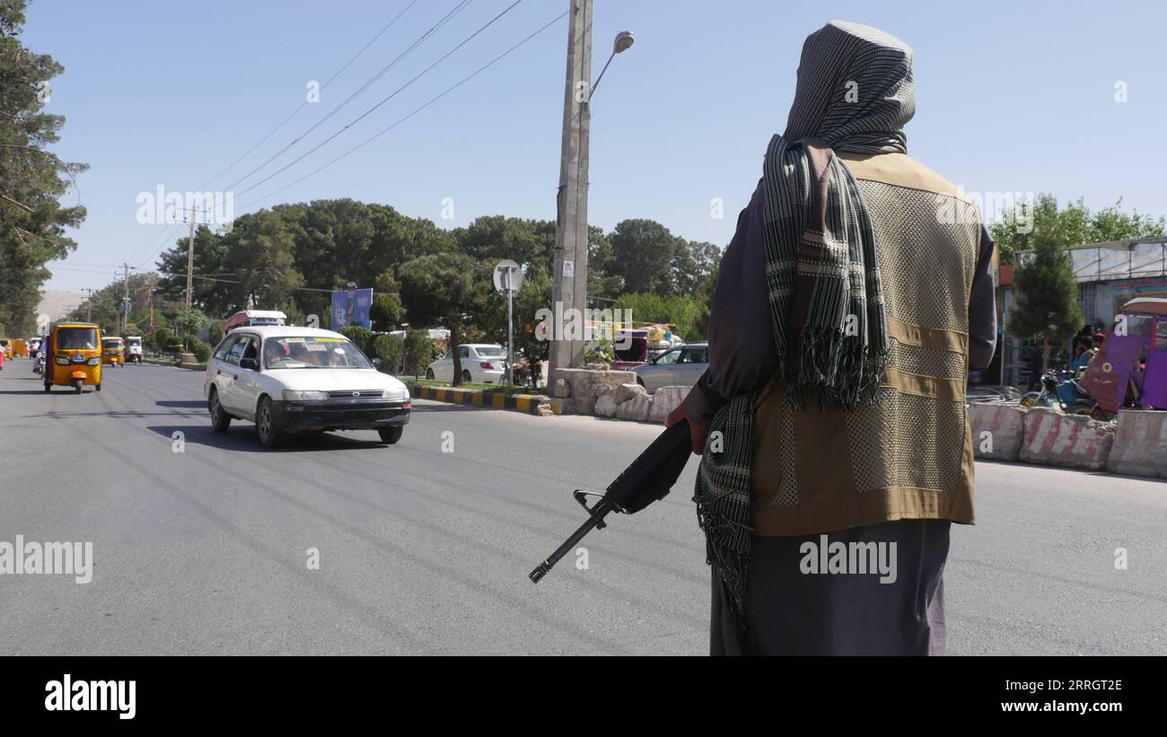 220530 -- HERAT, 30 maggio 2022 -- foto scattata il 30 maggio 2022 mostra un checkpoint nella provincia di Herat, Afghanistan. La polizia ha scoperto 9 kg di eroina nella provincia occidentale di Herat in Afghanistan e ha preso in custodia due presunti trafficanti di droga, l'agenzia di stampa statale Bakhtar ha riferito domenica. Foto di /Xinhua AFGHANISTAN-HERAT-CHECKPOINT Mashal PUBLICATIONxNOTxINxCHN Foto Stock