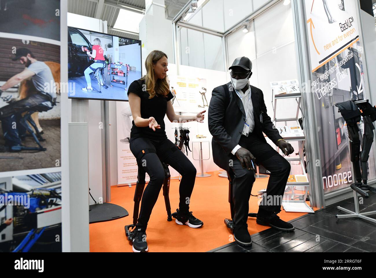 220531 -- HANNOVER, 31 maggio 2022 -- un espositore L presenta un sedile ergonomico per un visitatore durante la Hannover Messe di Hannover, Germania, 30 maggio 2022. Dopo un intervallo di due anni, Hannover Messe ha ripreso i suoi eventi offline quest'anno, con la trasformazione industriale come tema principale, incentrato sulla digitalizzazione e la sostenibilità. GERMANIA-HANNOVER-FIERA INDUSTRIALE RenxPengfei PUBLICATIONxNOTxINxCHN Foto Stock