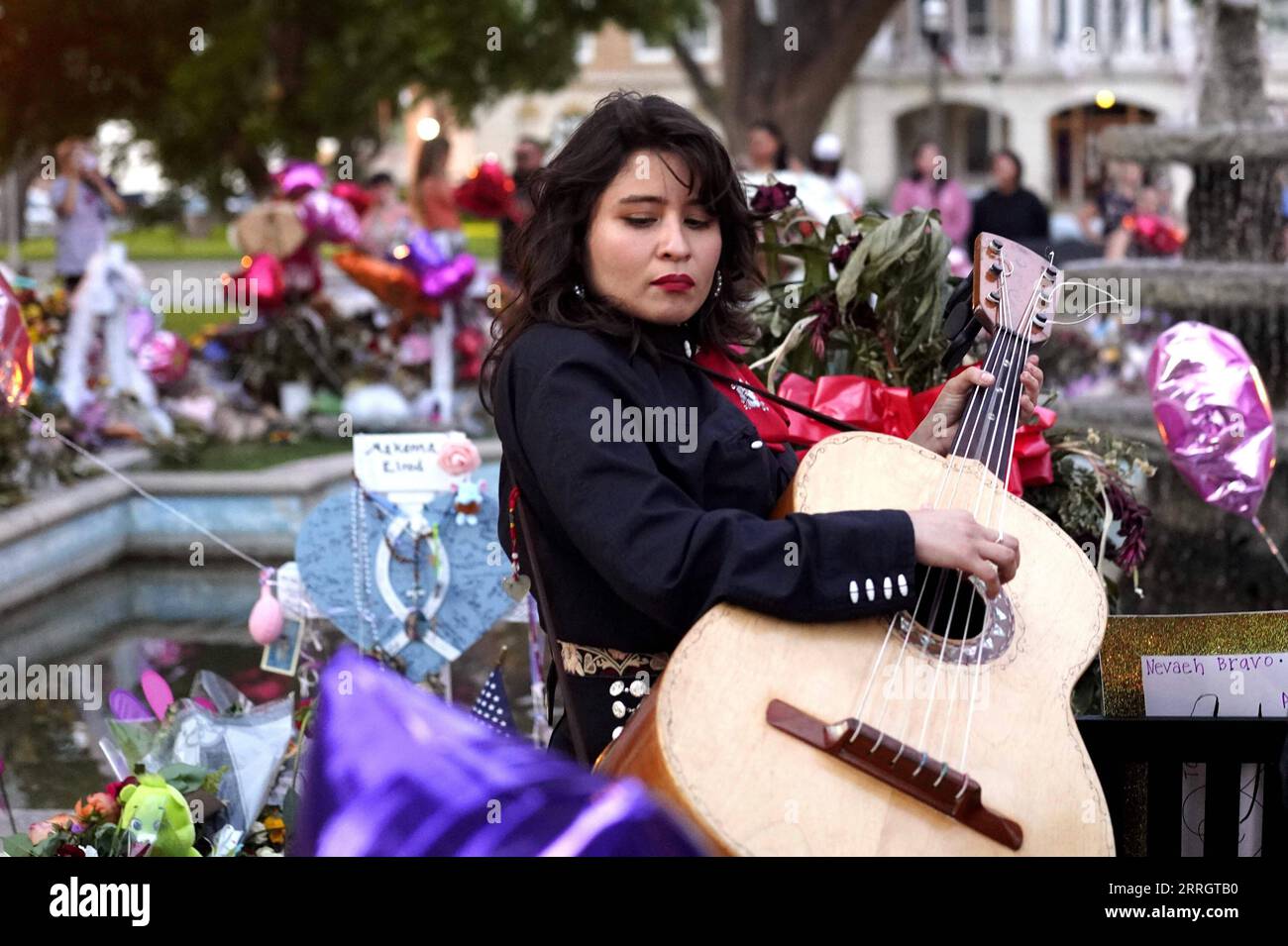 220531 -- UVALDE, 31 maggio 2022 -- persone piangono per le vittime di una sparatoria di massa scolastica a Town Square a Uvalde, Texas, Stati Uniti, 30 maggio 2022. Almeno 19 bambini e due adulti sono stati uccisi in una sparatoria alla Robb Elementary School nella città di Uvalde, Texas, il 24 maggio. U.S.-TEXAS-UVALDE-MASS SHOOTING-LUTTO WUXXIAOLING PUBLICATIONXNOTXINXCHN Foto Stock