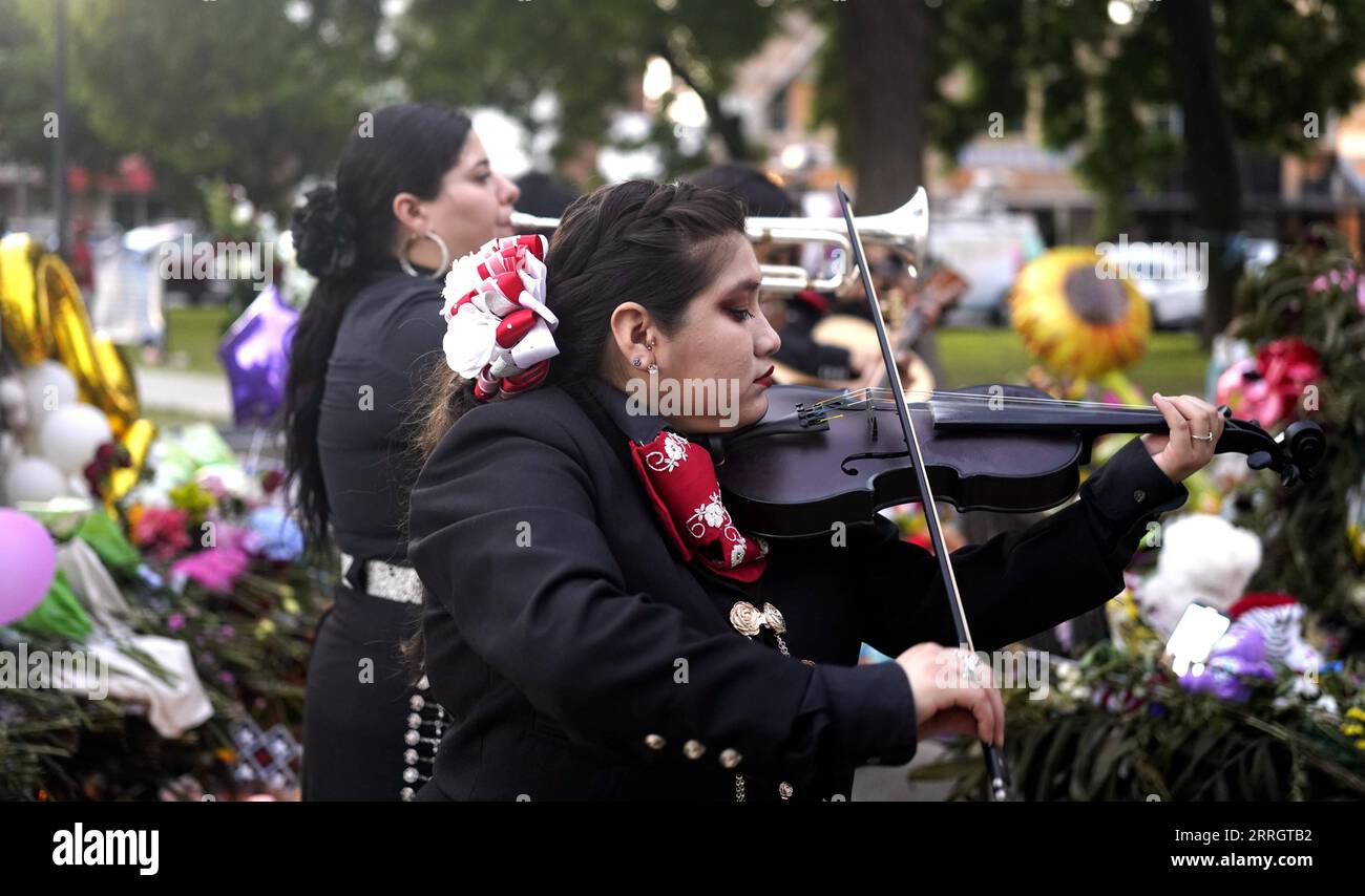 220531 -- UVALDE, 31 maggio 2022 -- persone piangono per le vittime di una sparatoria di massa scolastica a Town Square a Uvalde, Texas, Stati Uniti, 30 maggio 2022. Almeno 19 bambini e due adulti sono stati uccisi in una sparatoria alla Robb Elementary School nella città di Uvalde, Texas, il 24 maggio. U.S.-TEXAS-UVALDE-MASS SHOOTING-LUTTO WUXXIAOLING PUBLICATIONXNOTXINXCHN Foto Stock