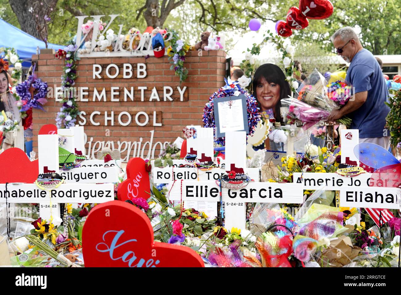 220531 -- UVALDE, 31 maggio 2022 -- persone piangono per le vittime di una sparatoria di massa scolastica a Town Square a Uvalde, Texas, Stati Uniti, 30 maggio 2022. Almeno 19 bambini e due adulti sono stati uccisi in una sparatoria alla Robb Elementary School nella città di Uvalde, Texas, il 24 maggio. U.S.-TEXAS-UVALDE-MASS SHOOTING-LUTTO WUXXIAOLING PUBLICATIONXNOTXINXCHN Foto Stock