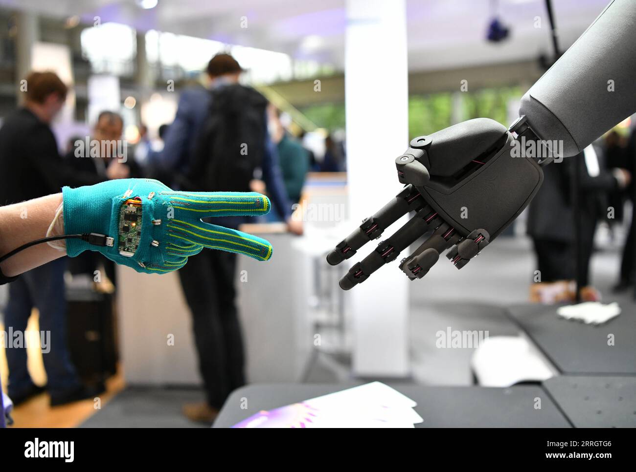 220531 -- HANNOVER, 31 maggio 2022 -- un robot intelligente interagisce con un visitatore durante la Hannover Messe di Hannover, Germania, 30 maggio 2022. Dopo un intervallo di due anni, Hannover Messe ha ripreso i suoi eventi offline quest'anno, con la trasformazione industriale come tema principale, incentrato sulla digitalizzazione e la sostenibilità. GERMANIA-HANNOVER-FIERA INDUSTRIALE RenxPengfei PUBLICATIONxNOTxINxCHN Foto Stock