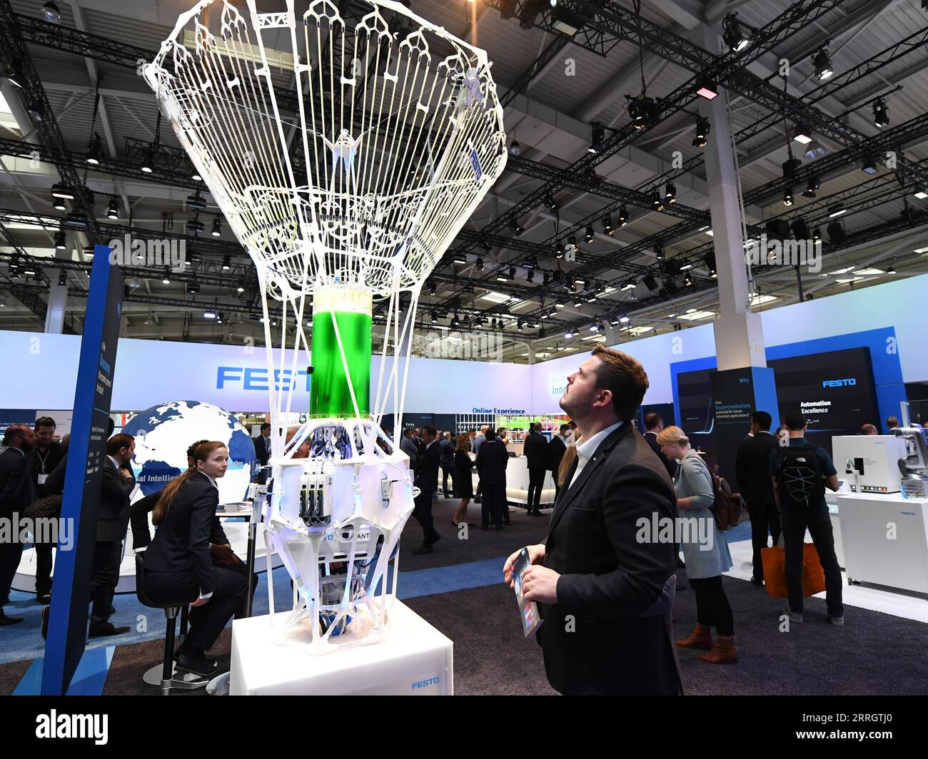 220531 -- HANNOVER, 31 maggio 2022 -- Un visitatore guarda un bioreattore di alghe durante la Hannover Messe di Hannover, Germania, 30 maggio 2022. Dopo un intervallo di due anni, Hannover Messe ha ripreso i suoi eventi offline quest'anno, con la trasformazione industriale come tema principale, incentrato sulla digitalizzazione e la sostenibilità. GERMANIA-HANNOVER-FIERA INDUSTRIALE RenxPengfei PUBLICATIONxNOTxINxCHN Foto Stock