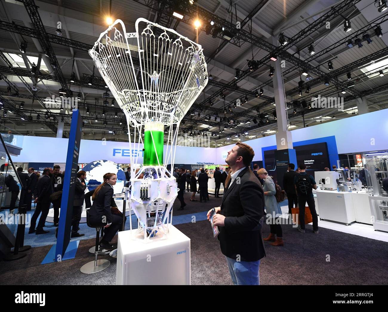 220531 -- HANNOVER, 31 maggio 2022 -- Un visitatore guarda un bioreattore di alghe durante la Hannover Messe di Hannover, Germania, 30 maggio 2022. Dopo un intervallo di due anni, Hannover Messe ha ripreso i suoi eventi offline quest'anno, con la trasformazione industriale come tema principale, incentrato sulla digitalizzazione e la sostenibilità. GERMANIA-HANNOVER-FIERA INDUSTRIALE RenxPengfei PUBLICATIONxNOTxINxCHN Foto Stock