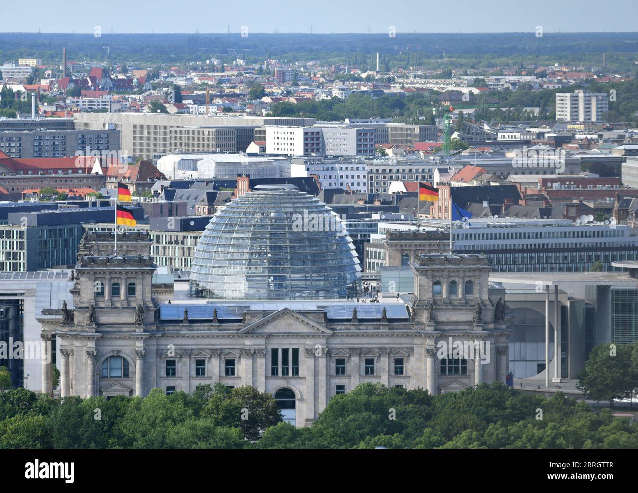 220526 -- BERLINO, 26 maggio 2022 -- foto scattata il 25 maggio 2022 mostra il Bundestag tedesco a Berlino, capitale della Germania. GERMANIA-BERLINO-SCENARIO RenxPengfei PUBLICATIONxNOTxINxCHN Foto Stock