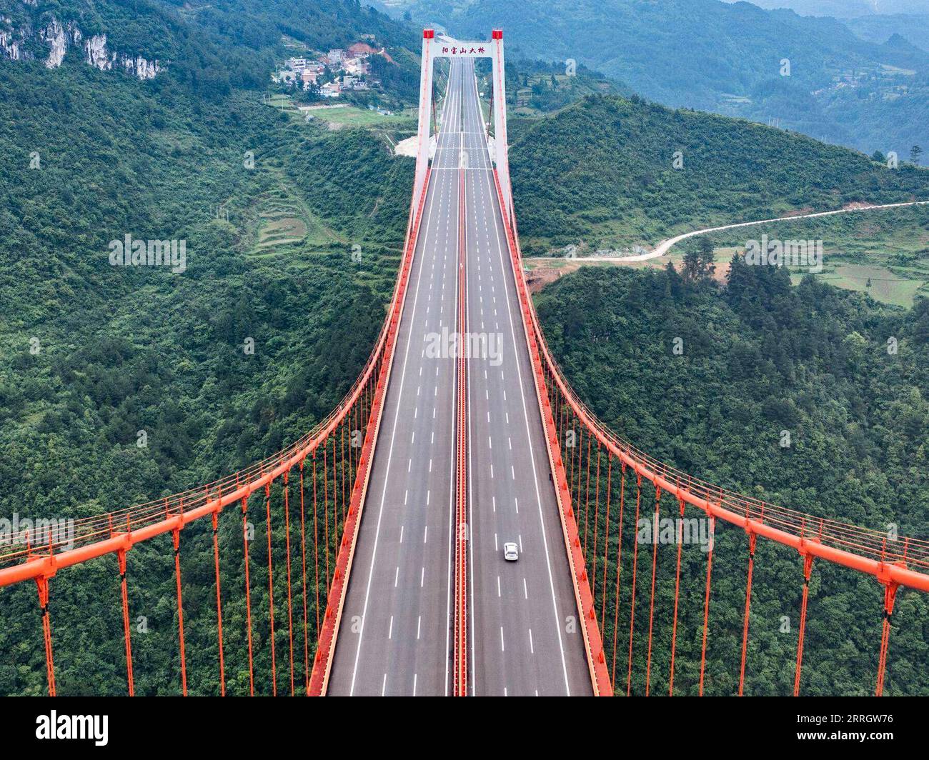 220531 -- GUIDING, 31 maggio 2022 -- foto aerea scattata il 30 maggio 2022 mostra il grande ponte di Yangbaoshan lungo l'autostrada Guiyang-Huangping nella provincia di Guizhou nella Cina sud-occidentale. L'autostrada Guiyang-Huangping è stata aperta al traffico martedì, abbreviando il tempo di percorrenza tra la città di Guiyang e la contea di Huangping della provincia di Guizhou dalle attuali 3,5 ore a circa un'ora e 20 minuti. La linea principale di questa autostrada si estende per 120,6 chilometri e collega Guizhou con la regione del delta del fiume Yangtze. CHINA-GUIZHOU-GUIYANG-HUANGPING-HIGHWAY-COMPLETION CN TAOXLIANG PUBLICATIONXNOTXINXCH Foto Stock