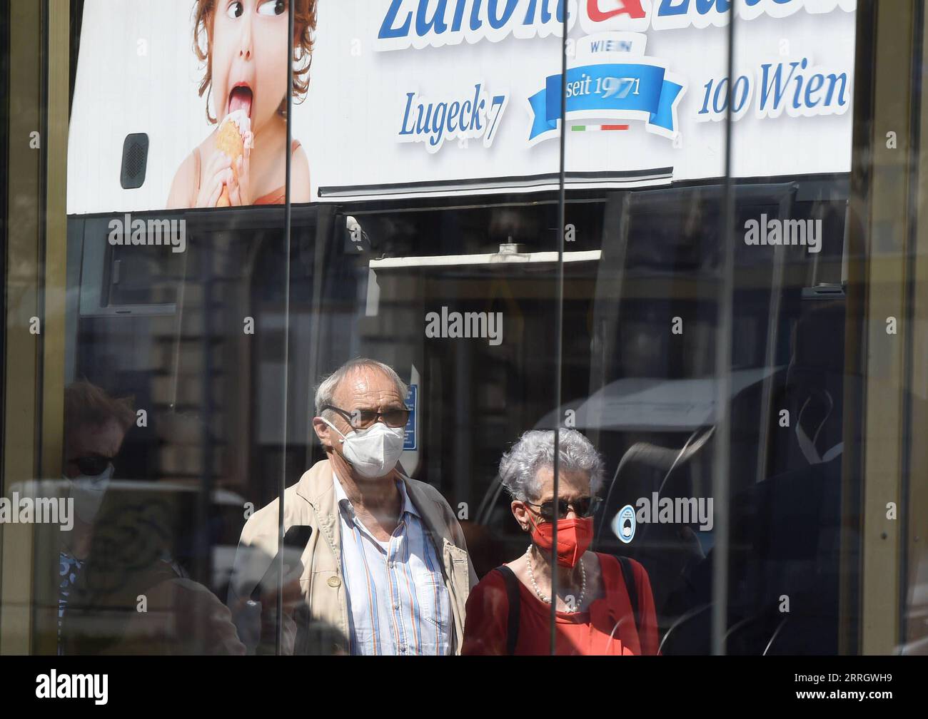 220601 -- VIENNA, 1 giugno 2022 -- le persone che indossano maschere sono viste in una stazione di trasporto pubblico a Vienna, Austria, 1 giugno 2022. Vienna ha parzialmente mantenuto il requisito della maschera, mentre il governo austriaco ha annunciato una sospensione di tre mesi dell'obbligo della maschera nel settore dei trasporti pubblici e al dettaglio a partire dal 1° giugno. AUSTRIA-VIENNA-COVID-19-MEASURES GuoxChen PUBLICATIONxNOTxINxCHN Foto Stock