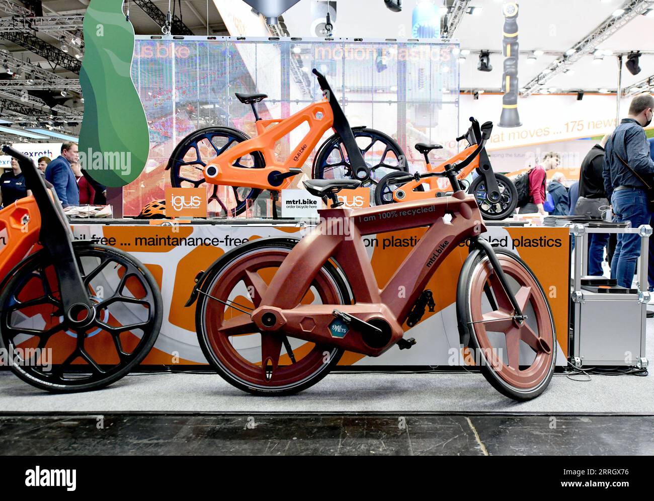 220602 -- HANNOVER, 2 giugno 2022 -- foto scattata il 30 maggio 2022 mostra biciclette realizzate con materiali riciclati alla Hannover Messe di Hannover, Germania. Circa 2500 aziende hanno partecipato alla fiera industriale che si è conclusa il 2 giugno ad Hannover. GERMANIA-HANNOVER-FIERA-CHIUDI RenxPengfei PUBLICATIONxNOTxINxCHN Foto Stock