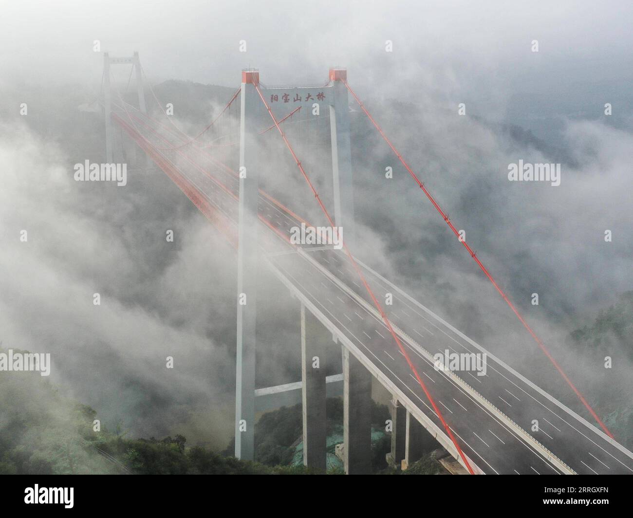 220531 -- QIANNAN, 31 maggio 2022 -- foto aerea scattata il 31 maggio 2022 mostra il grande ponte di Yangbaoshan lungo l'autostrada Guiyang-Huangping nella provincia di Guizhou nella Cina sud-occidentale. L'autostrada Guiyang-Huangping è stata aperta al traffico martedì, abbreviando il tempo di percorrenza tra la città di Guiyang e la contea di Huangping della provincia di Guizhou dalle attuali 3,5 ore a circa un'ora e 20 minuti. La linea principale di questa autostrada si estende per 120,6 chilometri e collega Guizhou con la regione del delta del fiume Yangtze. CHINA-GUIZHOU-GUIYANG-HUANGPING-HIGHWAY-COMPLETION CN YANGXWENBIN PUBLICATIONXNOTXINX Foto Stock