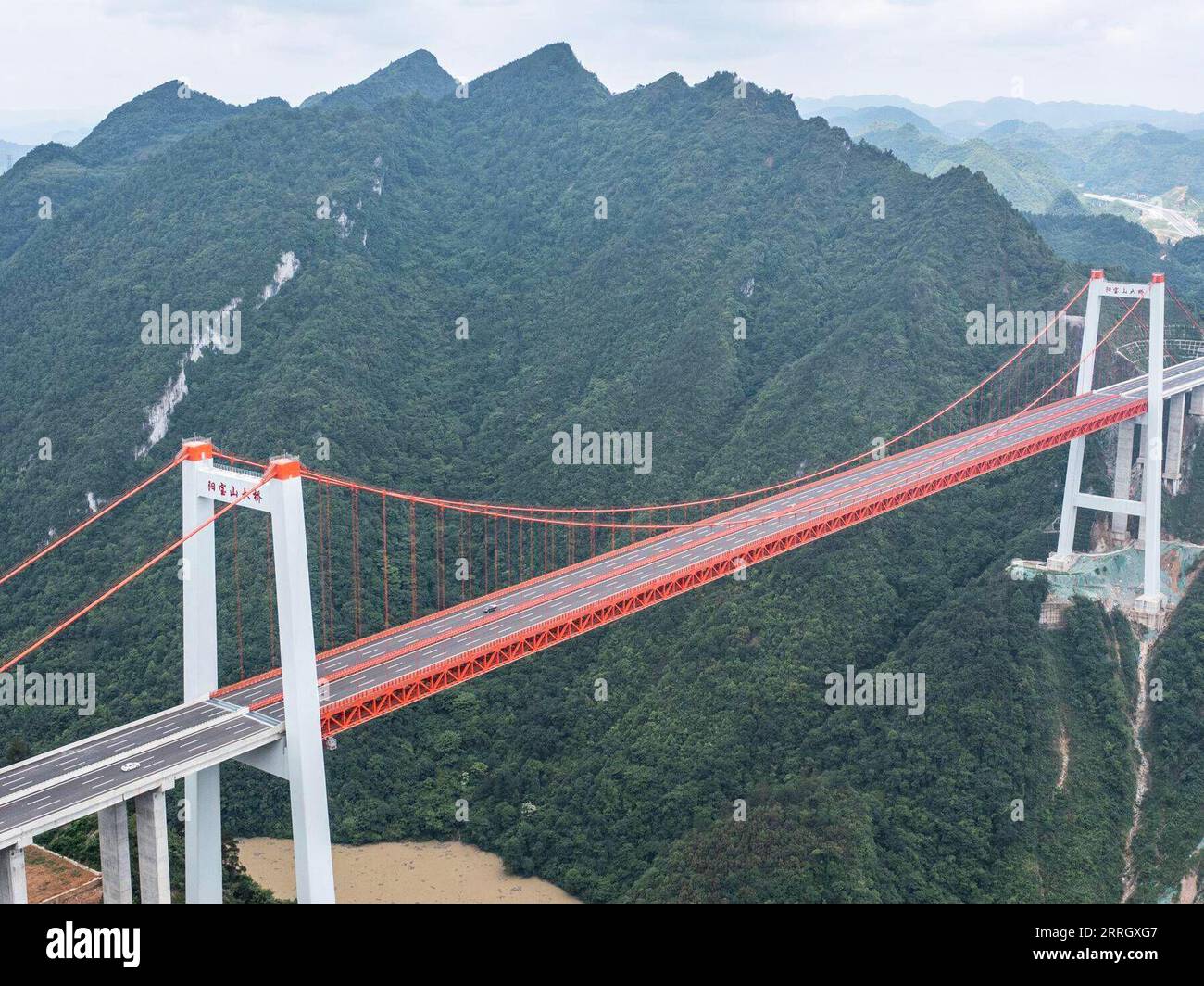 220531 -- GUIDING, 31 maggio 2022 -- foto aerea scattata il 31 maggio 2022 mostra le auto che corrono sul grande ponte di Yangbaoshan lungo l'autostrada Guiyang-Huangping nella provincia di Guizhou nella Cina sud-occidentale. L'autostrada Guiyang-Huangping è stata aperta al traffico martedì, abbreviando il tempo di percorrenza tra la città di Guiyang e la contea di Huangping della provincia di Guizhou dalle attuali 3,5 ore a circa un'ora e 20 minuti. La linea principale di questa autostrada si estende per 120,6 chilometri e collega Guizhou con la regione del delta del fiume Yangtze. CHINA-GUIZHOU-GUIYANG-HUANGPING-HIGHWAY-COMPLETION CN TAOXLIANG PUBLI Foto Stock