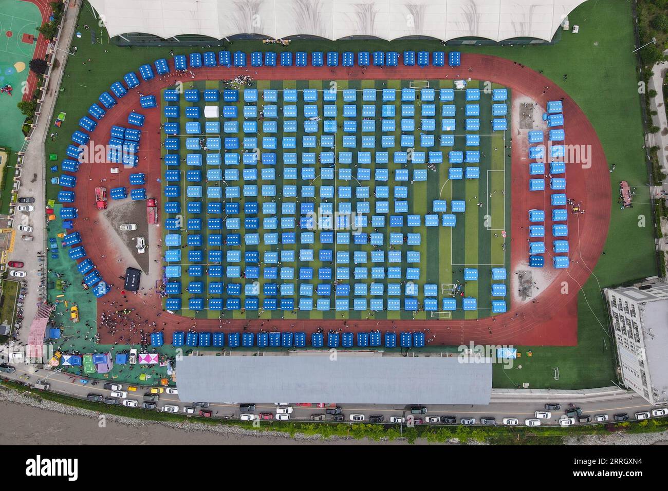 220602 -- YA AN, 2 giugno 2022 -- foto aerea scattata il 2 giugno 2022 mostra un rifugio temporaneo in una scuola nella contea di Baoxing, nella provincia del Sichuan della Cina sud-occidentale. Quattro persone sono state confermate morte e altri 41 feriti dopo che un terremoto di magnitudo 6,1 ha colpito la città di Ya An nella provincia del Sichuan nella Cina sud-occidentale mercoledì pomeriggio, secondo la sede centrale di soccorso sismico della città di giovedì. Le operazioni di salvataggio vengono effettuate in modo ordinato. CHINA-SICHUAN-YA-TERREMOTO-SCUOLA-SOCCORSO CN XUXBINGJIE PUBLICATIONXNOTXINXCHN Foto Stock