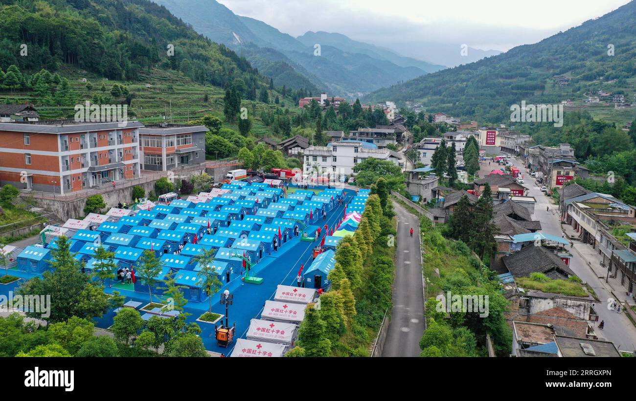 220602 -- YA AN, 2 giugno 2022 -- foto aerea scattata il 2 giugno 2022 mostra un rifugio temporaneo in una scuola nella città di Taiping nella contea di Lushan, nella provincia del Sichuan della Cina sud-occidentale. Quattro persone sono state confermate morte e altri 41 feriti dopo che un terremoto di magnitudo 6,1 ha colpito la città di Ya An nella provincia del Sichuan nella Cina sud-occidentale mercoledì pomeriggio, secondo la sede centrale di soccorso sismico della città di giovedì. Le operazioni di salvataggio vengono effettuate in modo ordinato. CHINA-SICHUAN-YA AN-TERREMOTO-SCUOLA-SOCCORSO CN WANGXXI PUBLICATIONXNOTXINXCHN Foto Stock