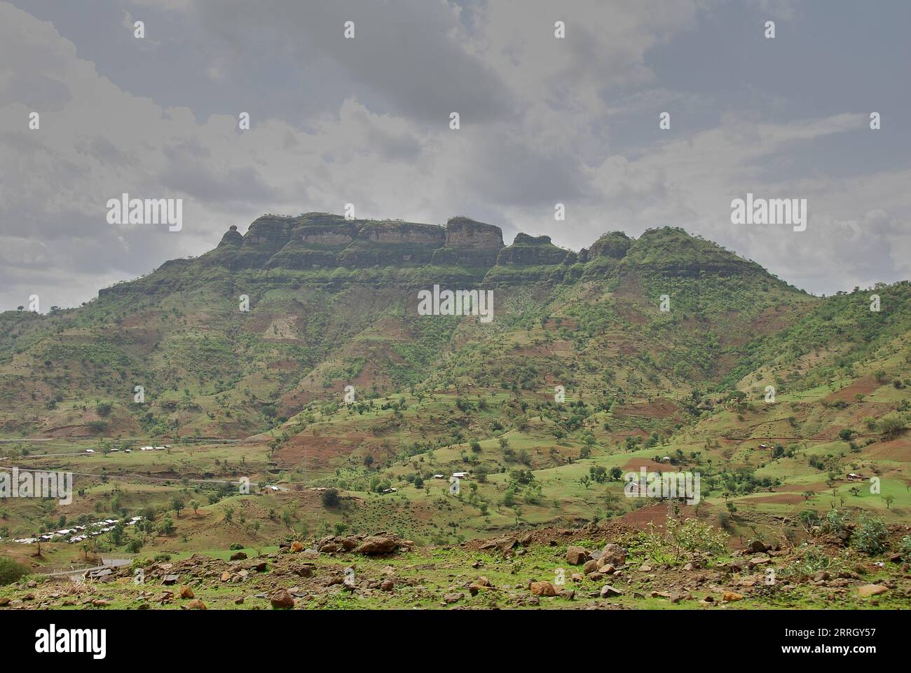 Vista panoramica dell'appartato Parco Nazionale delle Simien Mountains nell'Etiopia settentrionale, Africa, in una nebbia torbida. Foto Stock