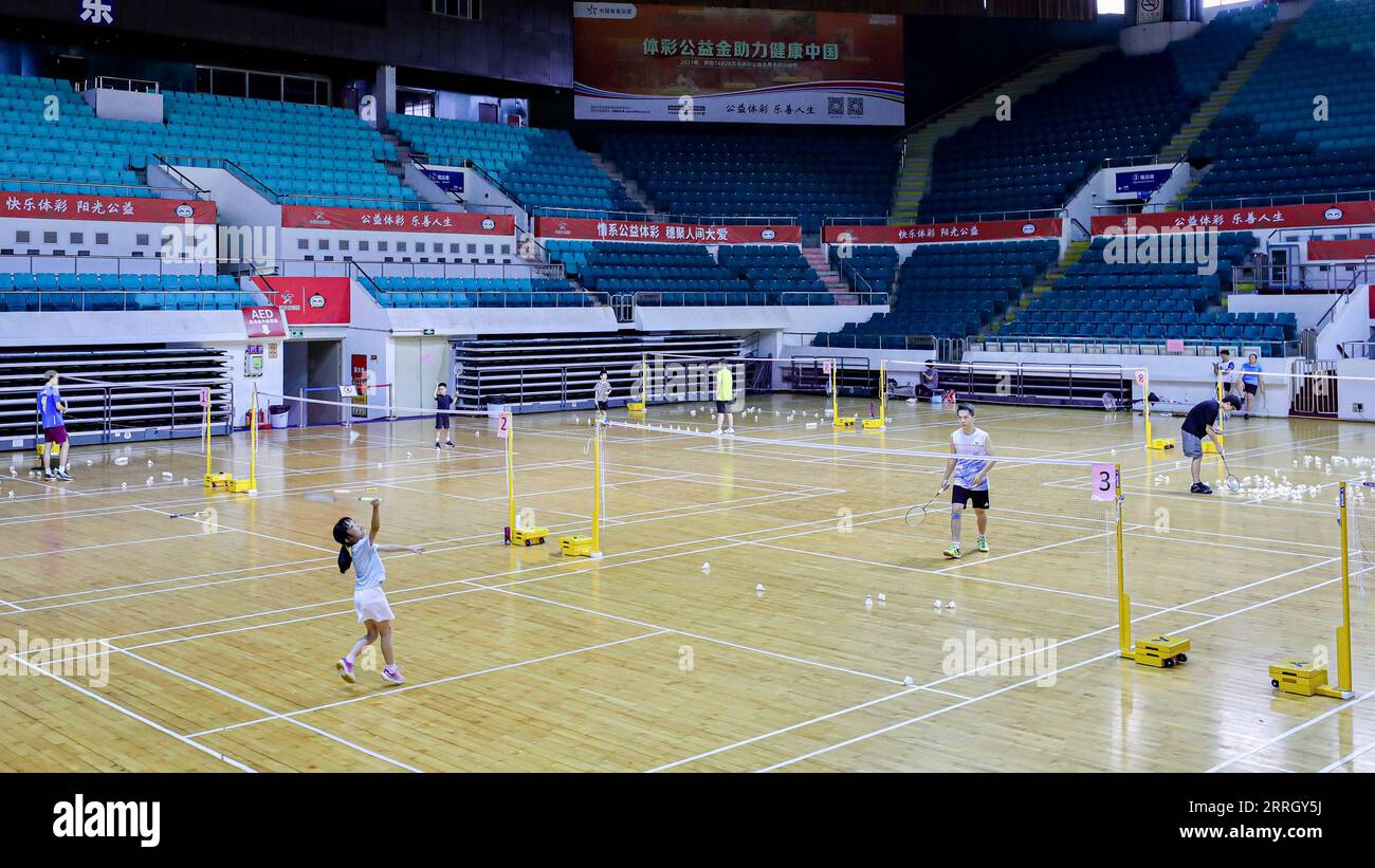 (230908) -- PECHINO, 8 settembre 2023 (Xinhua) -- i cittadini giocano a badminton al Tianhe Gymnasium, che era la sede sportiva per il badminton ai Giochi asiatici di Guangzhou 2010 a Guangzhou, nella provincia del Guangdong della Cina meridionale, 22 agosto 2023. Hangzhou diventerà la terza città cinese ad ospitare i Giochi asiatici dopo Pechino nel 1990 e Guangzhou nel 2010. Alcuni impianti sportivi utilizzati o costruiti per i Giochi asiatici di Pechino e Guangzhou sono già stati aperti al pubblico dopo il completamento, il che gioca un ruolo importante nella promozione del fitness di massa e nell'attrarre più persone ad entrare nello sport. (Foto di Huang Jinwen/Xinh Foto Stock
