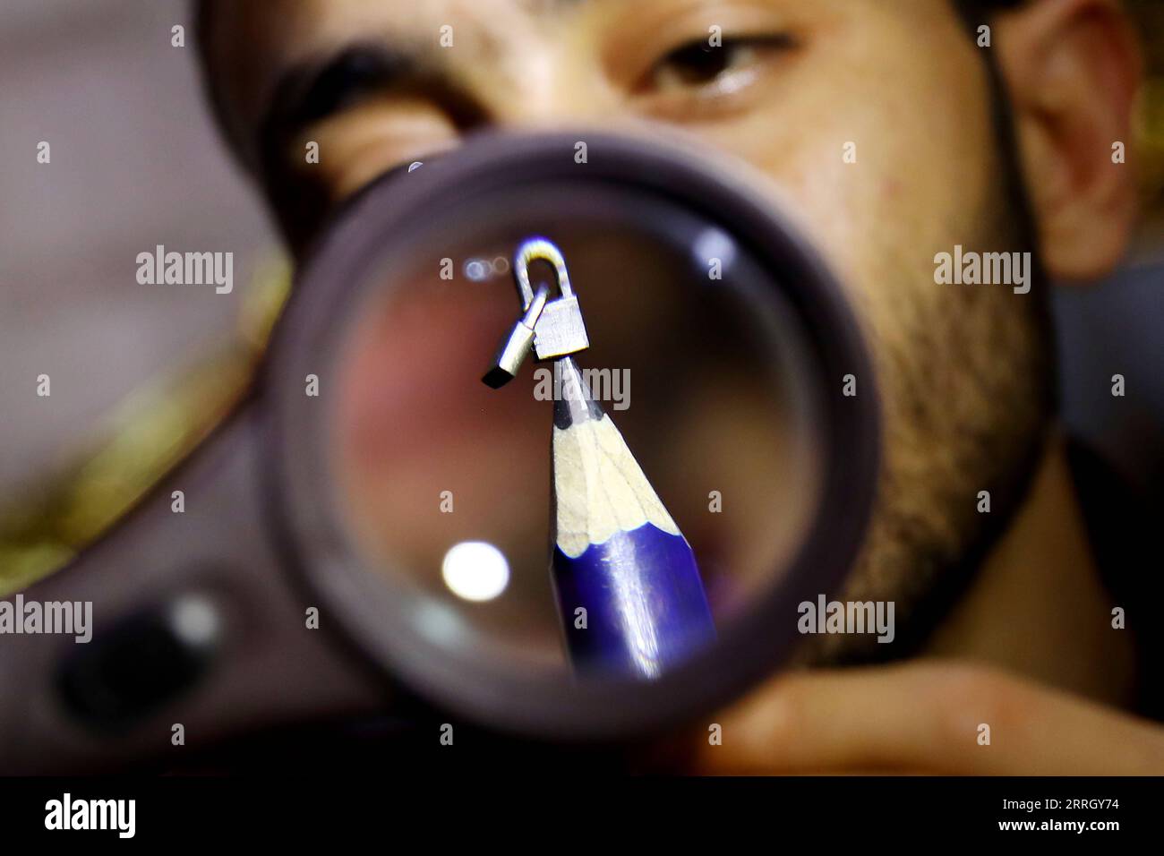 220603 -- CAIRO, 3 giugno 2022 -- Ibrahim Bilal guarda una scultura in miniatura sulla punta della matita nella sua casa a Rosetta, una città portuale nel nord dell'Egitto, il 25 maggio 2022. Caratteristiche: L'artista egiziano trasforma le punte delle matite in delicate sculture foto di /Xinhua EGYPT-BEHEIRA-ARTISTA-SCULTURA IN MINIATURA SU PUNTA A MATITA AhmedxGomaa PUBLICATIONxNOTxINxCHN Foto Stock