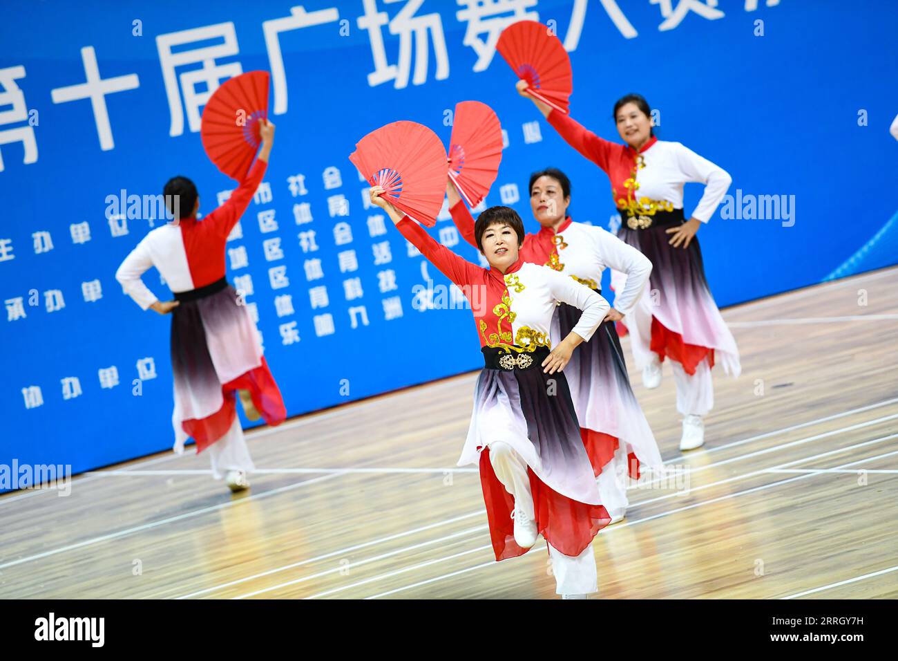 (230908) -- PECHINO, 8 settembre 2023 (Xinhua) -- i cittadini si esibiscono in danza quadrata al Ditan Gymnasium, che era la sede sportiva per il sollevamento pesi ai Giochi asiatici di Pechino 1990 a Pechino, capitale della Cina, 18 agosto 2023. Hangzhou diventerà la terza città cinese ad ospitare i Giochi asiatici dopo Pechino nel 1990 e Guangzhou nel 2010. Alcuni impianti sportivi utilizzati o costruiti per i Giochi asiatici di Pechino e Guangzhou sono già stati aperti al pubblico dopo il completamento, il che gioca un ruolo importante nella promozione del fitness di massa e nell'attrarre più persone ad entrare nello sport. (Xinhua/Chen Zhonghao) Foto Stock