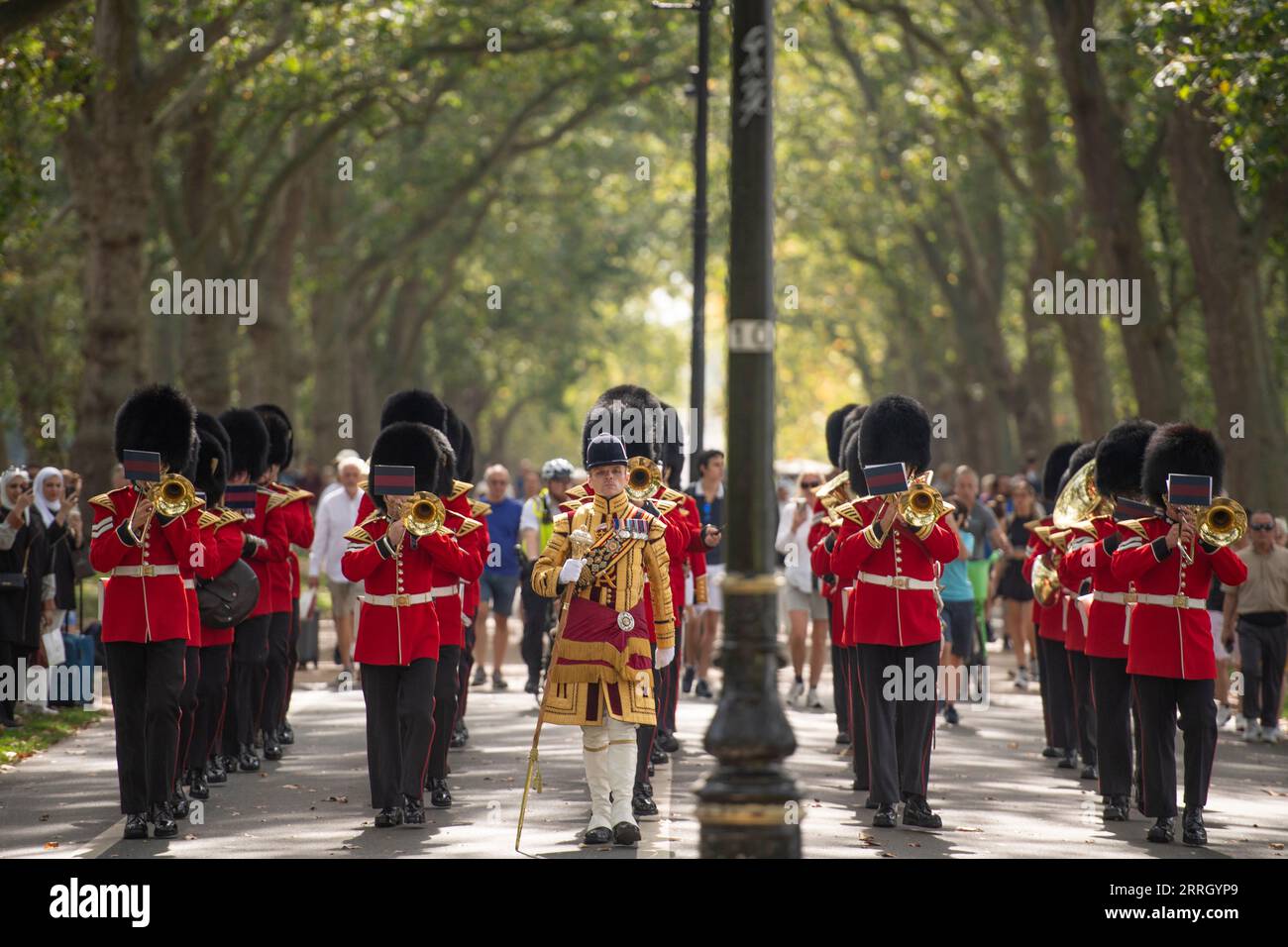 Hyde Park, Londra, Regno Unito. 8 settembre 2023. La King's Troop Royal Horse Artillery sparò un 41 Gun Royal salute a mezzogiorno sostenuto dalla Band of the Grenadier Guards per celebrare il primo anniversario dell'ascesa al trono di HM the King. Crediti: Malcolm Park/Alamy Live News Foto Stock
