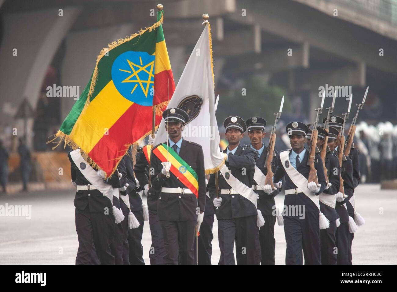 220605 -- ADDIS ABEBA, 5 giugno 2022 -- agenti di polizia marciano durante un evento per onorare le forze di polizia etiopi in piazza Meskel ad Addis Abeba, Etiopia, il 5 giugno 2022. L'Etiopia domenica ha onorato le sue forze di polizia in riconoscimento dei loro eccezionali servizi nella salvaguardia della nazione. ETIOPIA-ADDIS ABEBA-FORZE DI POLIZIA ONORARE MICHAELXTEWELDE PUBLICATIONXNOTXINXCHN Foto Stock