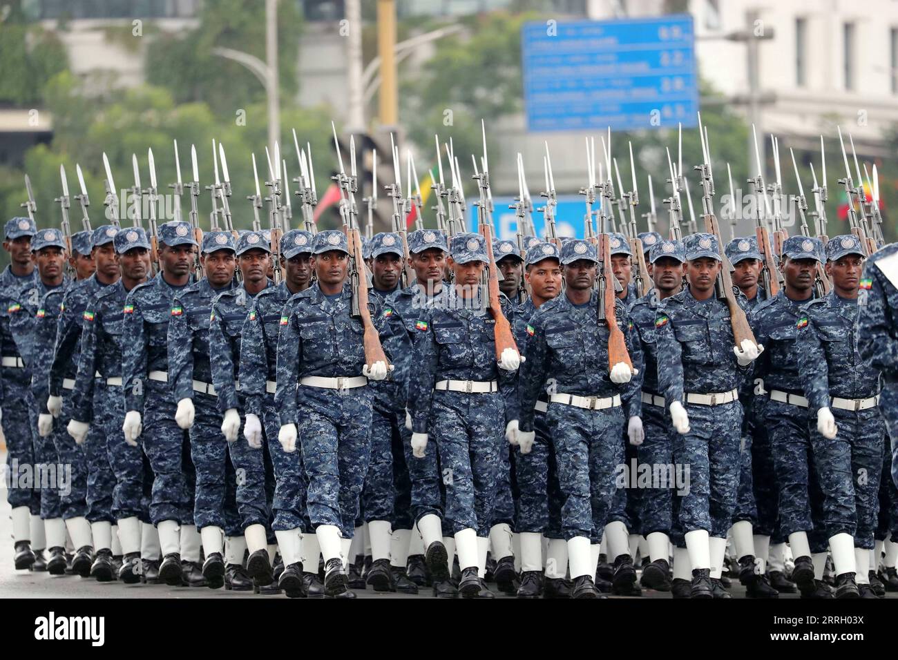 220605 -- ADDIS ABEBA, 5 giugno 2022 -- agenti di polizia marciano durante un evento per onorare le forze di polizia etiopi in piazza Meskel ad Addis Abeba, Etiopia, il 5 giugno 2022. L'Etiopia domenica ha onorato le sue forze di polizia in riconoscimento dei loro eccezionali servizi nella salvaguardia della nazione. ETIOPIA-ADDIS ABEBA-FORZE DI POLIZIA-ONORARE WANGXPING PUBLICATIONXNOTXINXCHN Foto Stock