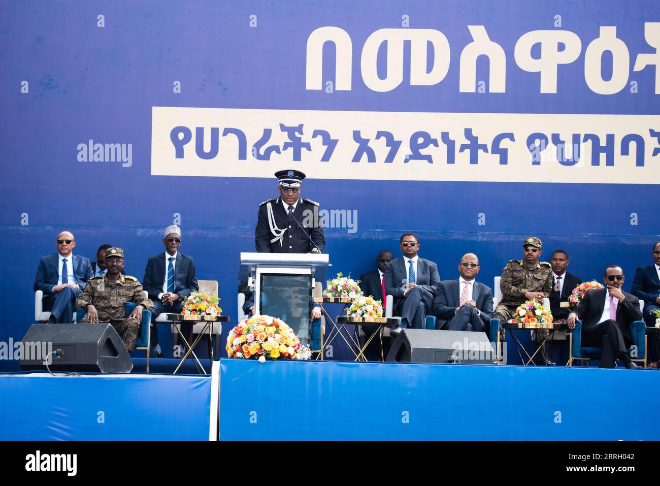 220605 -- ADDIS ABEBA, 5 giugno 2022 -- Demelash Gebremichael sul podio, commissario generale della Commissione federale di polizia etiope, affronta un evento per onorare le forze di polizia etiopi in piazza Meskel ad Addis Abeba, Etiopia, il 5 giugno 2022. L'Etiopia domenica ha onorato le sue forze di polizia in riconoscimento dei loro eccezionali servizi nella salvaguardia della nazione. ETIOPIA-ADDIS ABEBA-FORZE DI POLIZIA ONORARE MICHAELXTEWELDE PUBLICATIONXNOTXINXCHN Foto Stock