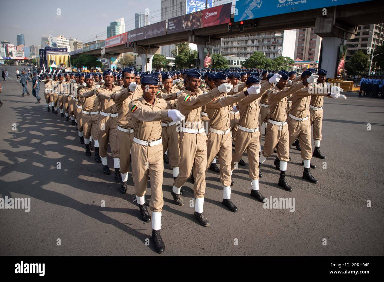 220605 -- ADDIS ABEBA, 5 giugno 2022 -- agenti di polizia marciano durante un evento per onorare le forze di polizia etiopi in piazza Meskel ad Addis Abeba, Etiopia, il 5 giugno 2022. L'Etiopia domenica ha onorato le sue forze di polizia in riconoscimento dei loro eccezionali servizi nella salvaguardia della nazione. ETIOPIA-ADDIS ABEBA-FORZE DI POLIZIA ONORARE MICHAELXTEWELDE PUBLICATIONXNOTXINXCHN Foto Stock