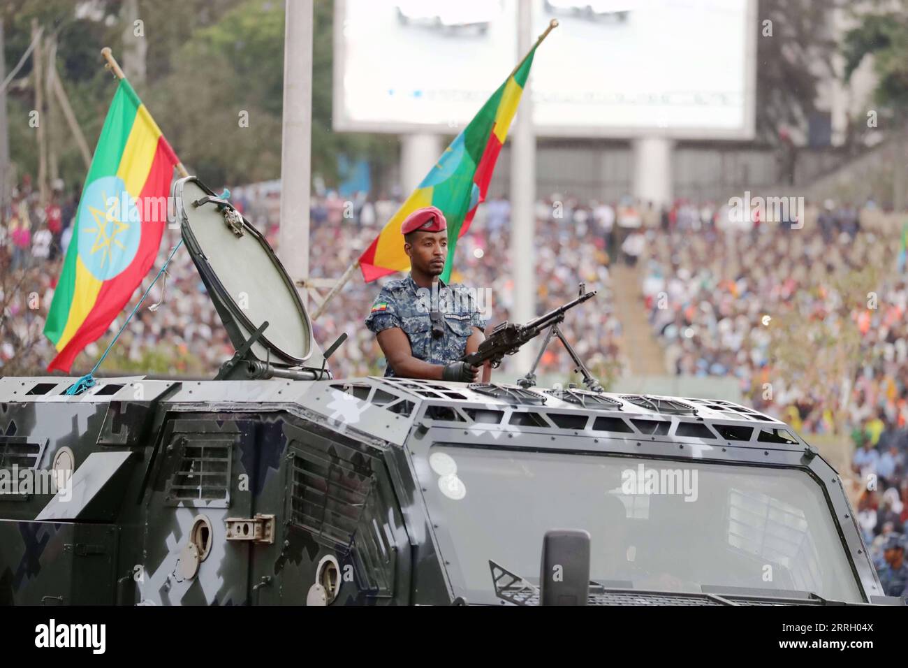220605 -- ADDIS ABEBA, 5 giugno 2022 -- Un agente di polizia in un veicolo blindato viene visto durante un evento per onorare le forze di polizia etiopi in piazza Meskel ad Addis Abeba, Etiopia, il 5 giugno 2022. L'Etiopia domenica ha onorato le sue forze di polizia in riconoscimento dei loro eccezionali servizi nella salvaguardia della nazione. ETIOPIA-ADDIS ABEBA-FORZE DI POLIZIA-ONORARE WANGXPING PUBLICATIONXNOTXINXCHN Foto Stock