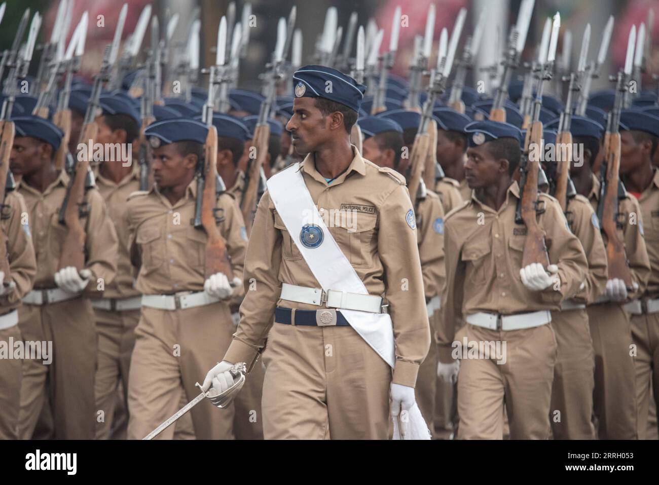 220605 -- ADDIS ABEBA, 5 giugno 2022 -- agenti di polizia marciano durante un evento per onorare le forze di polizia etiopi in piazza Meskel ad Addis Abeba, Etiopia, il 5 giugno 2022. L'Etiopia domenica ha onorato le sue forze di polizia in riconoscimento dei loro eccezionali servizi nella salvaguardia della nazione. ETIOPIA-ADDIS ABEBA-FORZE DI POLIZIA ONORARE MICHAELXTEWELDE PUBLICATIONXNOTXINXCHN Foto Stock