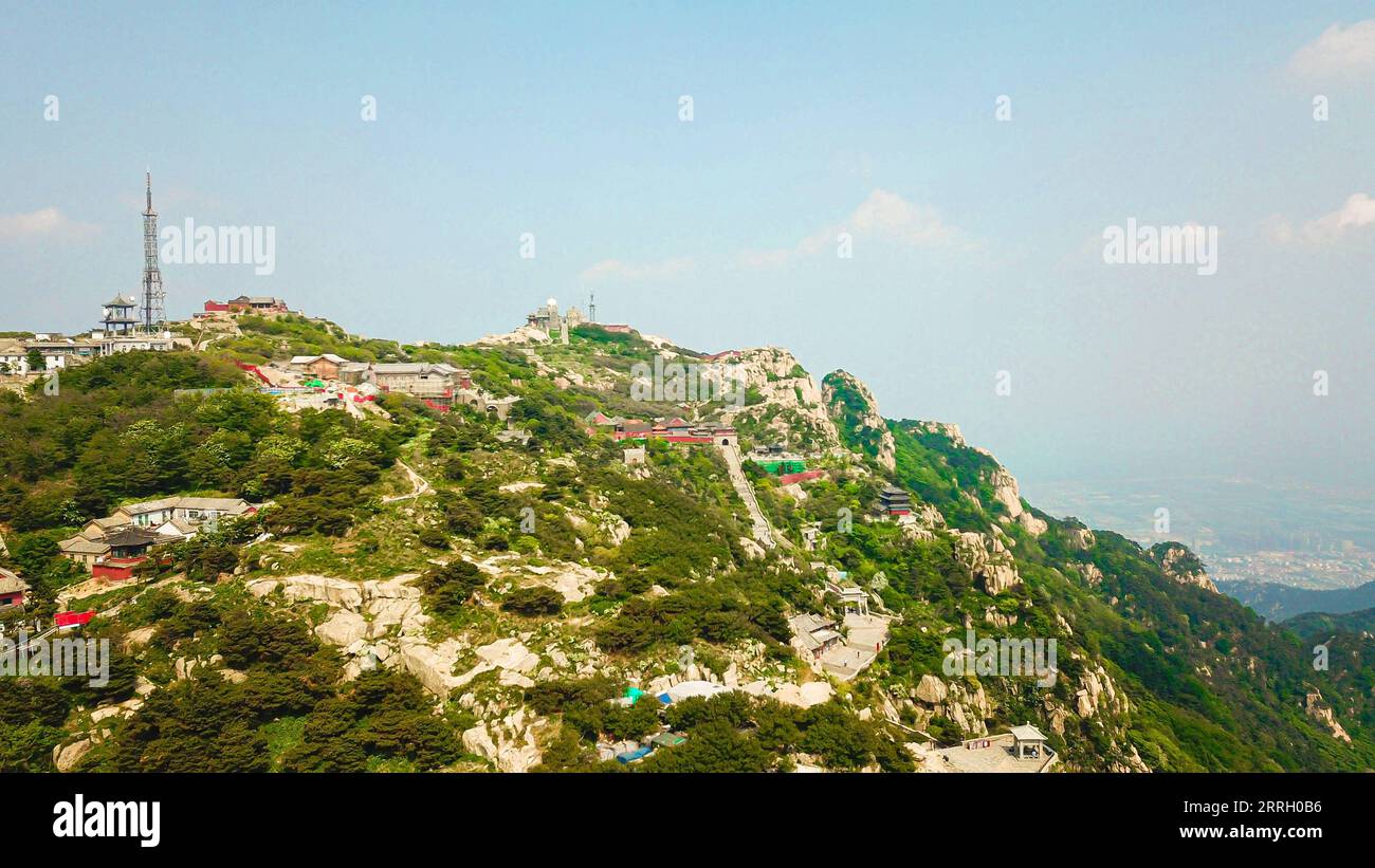 220606 -- JINAN, 6 giugno 2022 -- foto aerea scattata il 24 maggio 2022 mostra la vegetazione del Monte Taishan nella provincia dello Shandong nella Cina orientale. Una grande e impressionante massa rocciosa che si innalza per oltre 1.500 metri, dove graziosi ponti, porte o padiglioni contrastano con le foreste di pini o le scogliere rocciose, il Monte Taishan è considerato uno dei punti panoramici più belli della Cina e una simbolizzazione delle antiche civiltà e credenze cinesi. Situato nella provincia orientale di Shandong, il Monte Taishan ospita oltre 18.000 alberi antichi e preziosi, oltre a 300 specie di uccelli selvatici. Come un famoso sacro Foto Stock