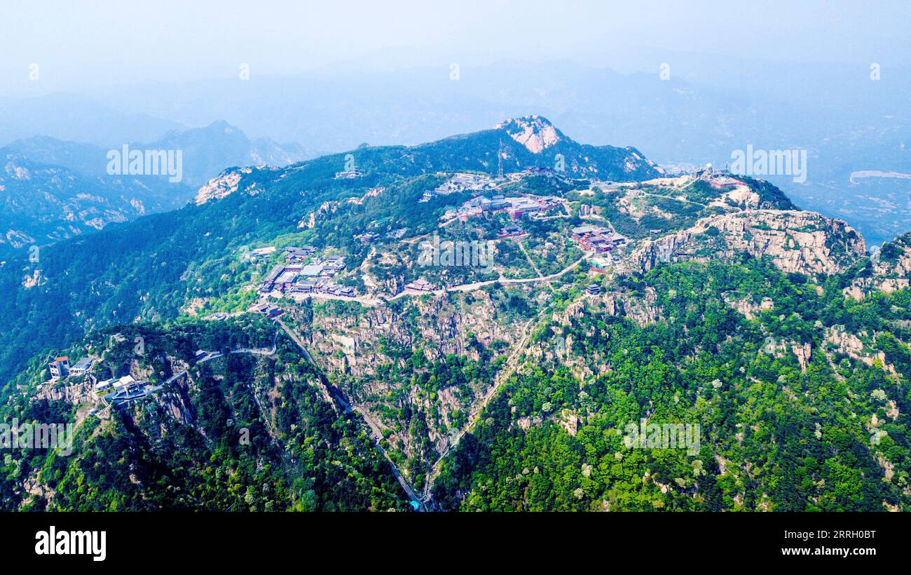 220606 -- JINAN, 6 giugno 2022 -- foto aerea scattata il 24 maggio 2022 mostra la vegetazione del Monte Taishan nella provincia dello Shandong nella Cina orientale. Una grande e impressionante massa rocciosa che si innalza per oltre 1.500 metri, dove graziosi ponti, porte o padiglioni contrastano con le foreste di pini o le scogliere rocciose, il Monte Taishan è considerato uno dei punti panoramici più belli della Cina e una simbolizzazione delle antiche civiltà e credenze cinesi. Situato nella provincia orientale di Shandong, il Monte Taishan ospita oltre 18.000 alberi antichi e preziosi, oltre a 300 specie di uccelli selvatici. Come un famoso sacro Foto Stock