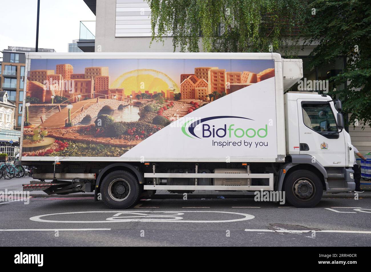 Un camion di consegna Bidfood parcheggiò vicino all'area in Upper Richmond Road (A205), dove un camion appartenente alla compagnia fu fermato dalla polizia vicino all'incrocio con Carlton Drive alle 8:37 di mercoledì, dopo la fuga di Daniel Khalife dal vicino HMP Wandsworth. Data immagine: Venerdì 8 settembre 2023. Foto Stock
