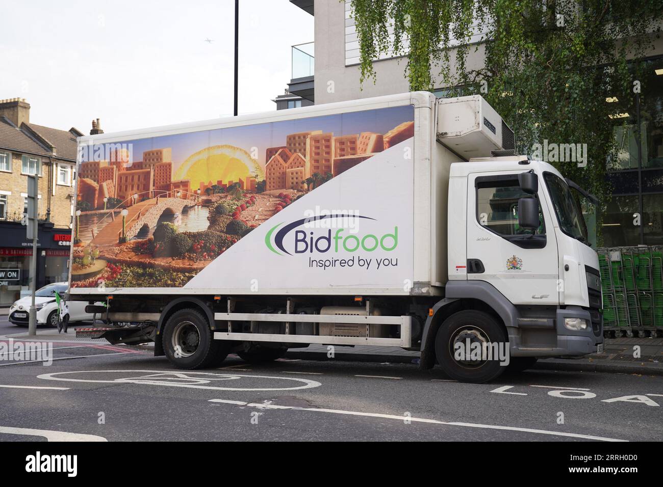 Un camion di consegna Bidfood parcheggiò vicino all'area in Upper Richmond Road (A205), dove uno fu fermato dalla polizia vicino all'incrocio con Carlton Drive alle 8:37 di mercoledì, dopo la fuga di Daniel Khalife dal vicino HMP Wandsworth. Data immagine: Venerdì 8 settembre 2023. Foto Stock