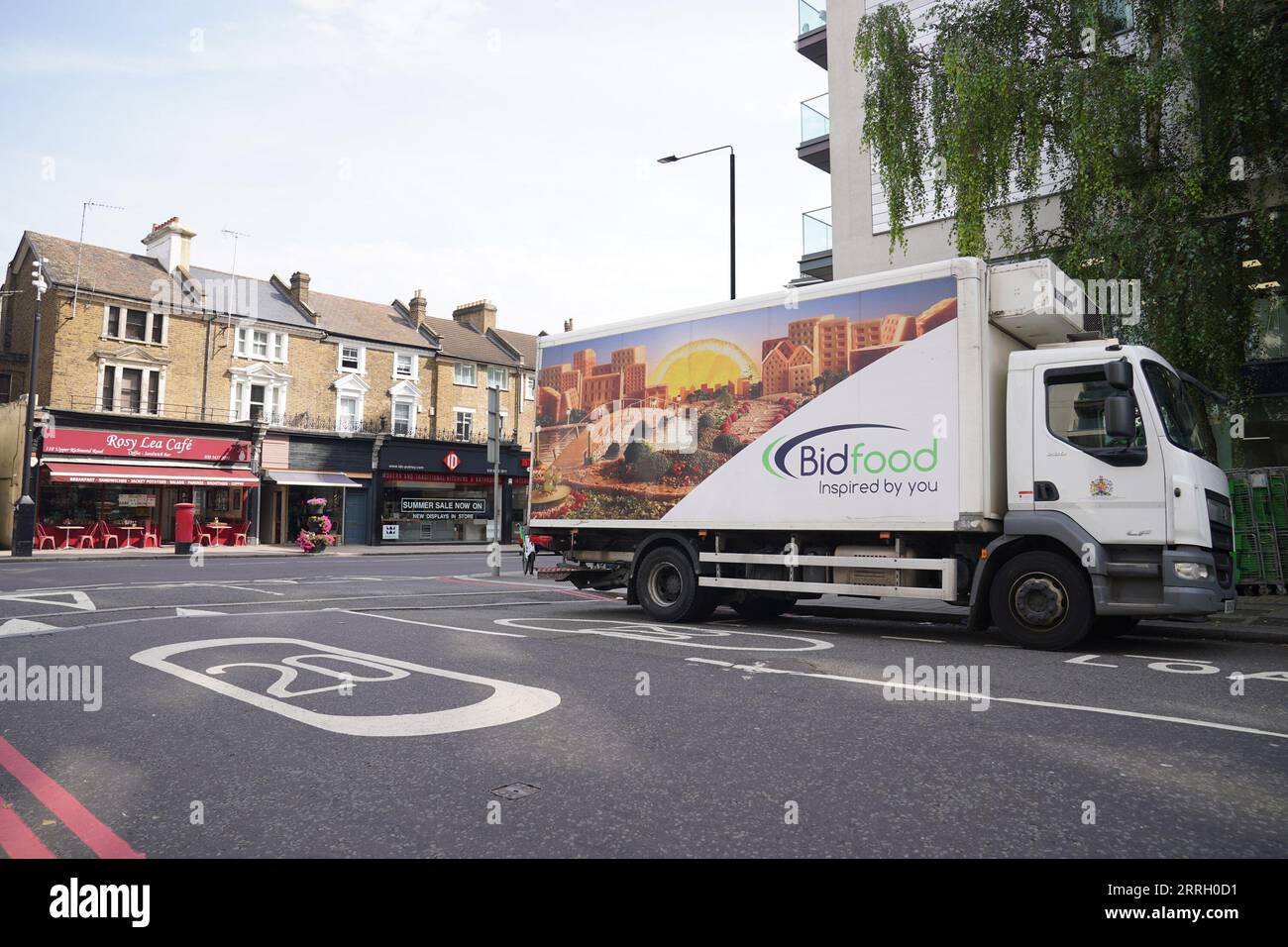 Un camion di consegna Bidfood parcheggiò vicino all'area in Upper Richmond Road (A205), dove un camion appartenente alla compagnia fu fermato dalla polizia vicino all'incrocio con Carlton Drive alle 8:37 di mercoledì, dopo la fuga di Daniel Khalife dal vicino HMP Wandsworth. Data immagine: Venerdì 8 settembre 2023. Foto Stock