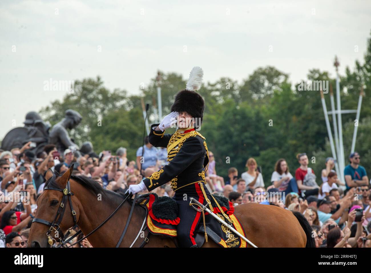 Londra, regno unito, ottavo. Saluta l'artiglieria delle truppe reali del Re passa accanto a Buckingham Palace passa Buckingham Palace e saluta la bandiera per celebrare l'anniversario della morte della regina Elisabetta II credito Richard Lincoln/Alamy Live News Foto Stock