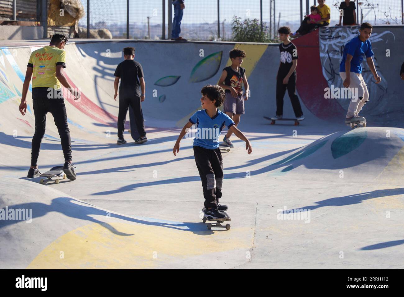 220606 -- GAZA, 6 giugno 2022 -- ragazzi palestinesi skateboard nei pressi della città settentrionale di Beit Lahia nella Striscia di Gaza, il 23 maggio 2022. Foto di /Xinhua PER ANDARE CON caratteristica: Lo skateboard aiuta i giovani di Gazan a far fronte agli effetti psicologici della guerra MIDEAST-GAZA-SKATEBOARD RizekxAbdeljawad PUBLICATIONxNOTxINxCHN Foto Stock