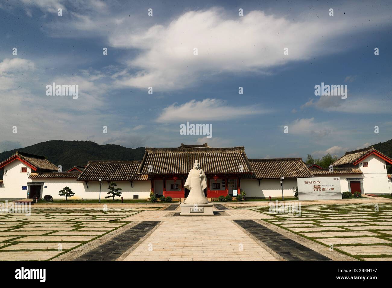 220608 -- WUYISHAN, 8 giugno 2022 -- foto scattata il 16 maggio 2022 mostra il museo di un'area di protezione per i resti dell'antica dinastia Han 202 a.C.-220 d.C. a sud-est del monte Wuyi, nella provincia del Fujian della Cina sud-orientale. Il monte Wuyi, situato nella provincia sud-orientale cinese del Fujian, è un paesaggio di grande bellezza, in cui le cime e le rocce di forme grottesche sono circondate da limpidi ruscelli e abbracciate da alberi verdi e piante di bambù. Fungendo da habitat per un gran numero di animali selvatici, è di enorme importanza per la conservazione della biodiversità. Ci sono una serie di archeologici eccezionali Foto Stock