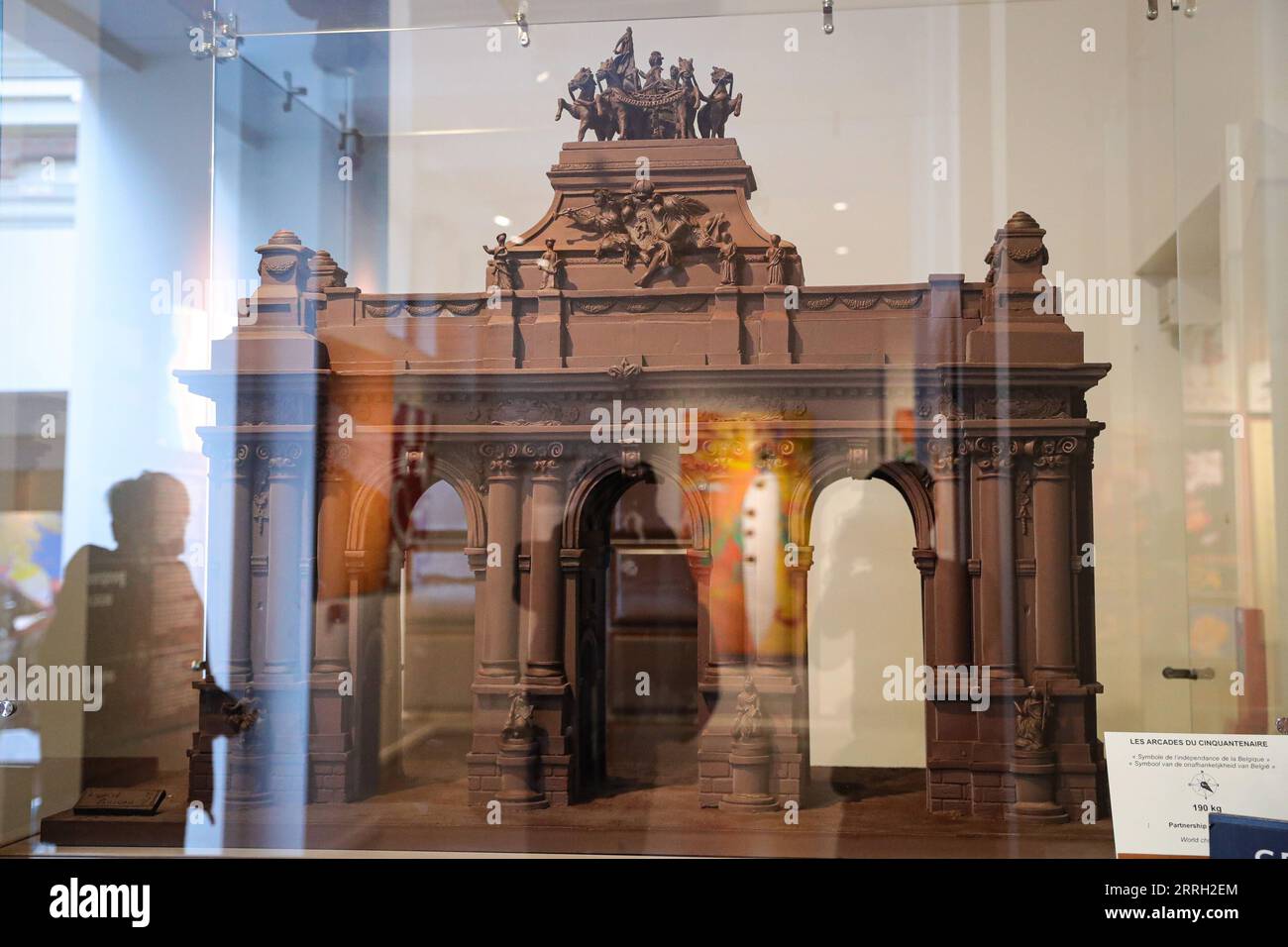 220609 -- BRUXELLES, 9 giugno 2022 -- Una statua fatta di cioccolato è vista nel Belgian Chocolate Village a Bruxelles, in Belgio, 9 giugno 2022. Il Belgian Chocolate Village è un museo che mette in mostra la conoscenza, la storia e la cultura del cioccolato. BELGIO-BRUXELLES-MUSEO DEL CIOCCOLATO ZhengxHuansong PUBLICATIONxNOTxINxCHN Foto Stock