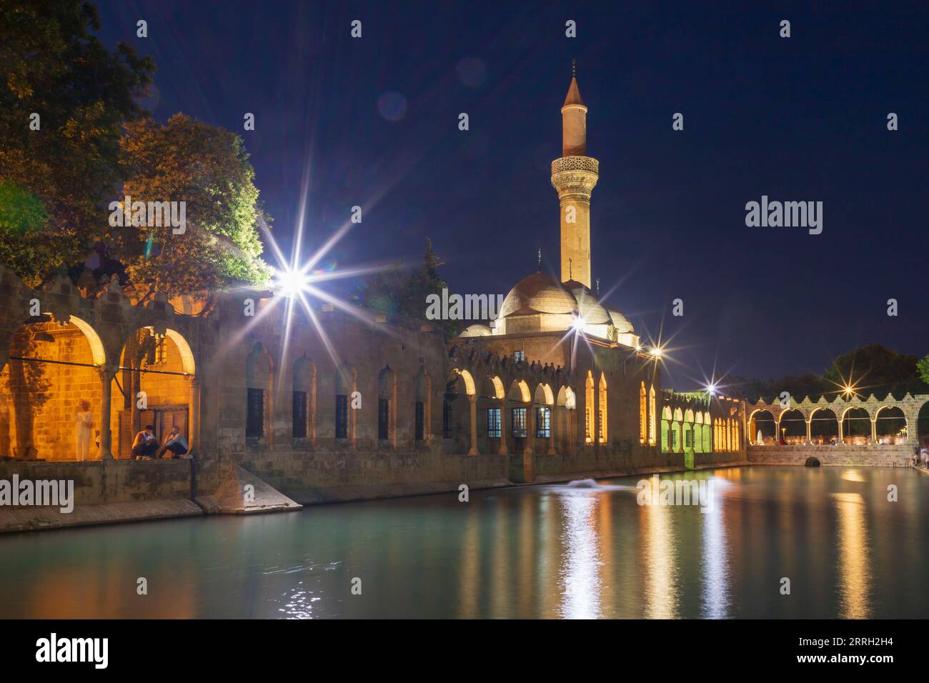 Sanliurfa, Turchia - 19 giugno 2023: Balıklıgöl (lago Balık) e Moschea Rizvaniye paesaggio in uno splendido scenario al tramonto a Şanlıurfa, Turchia. Foto Stock