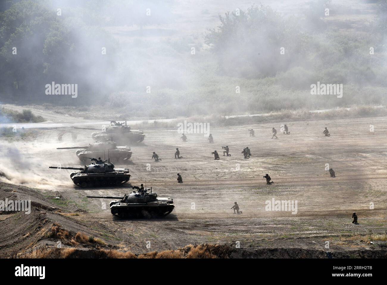 220610 -- SMIRNE, 10 giugno 2022 -- le forze armate turche partecipano all'esercitazione EFES-2022 a Smirne, Turchia, 9 giugno 2022. La prima fase dell'esercitazione EFES-2022 è iniziata il 20 maggio con la partecipazione di oltre 10.000 persone, tra cui oltre 1.000 persone provenienti da altri paesi sotto la direzione del comando dell'Esercito turco dell'Egeo. Foto di /Xinhua TURCHIA-IZMIR-ESERCITAZIONE MILITARE MustafaxKaya PUBLICATIONxNOTxINxCHN Foto Stock