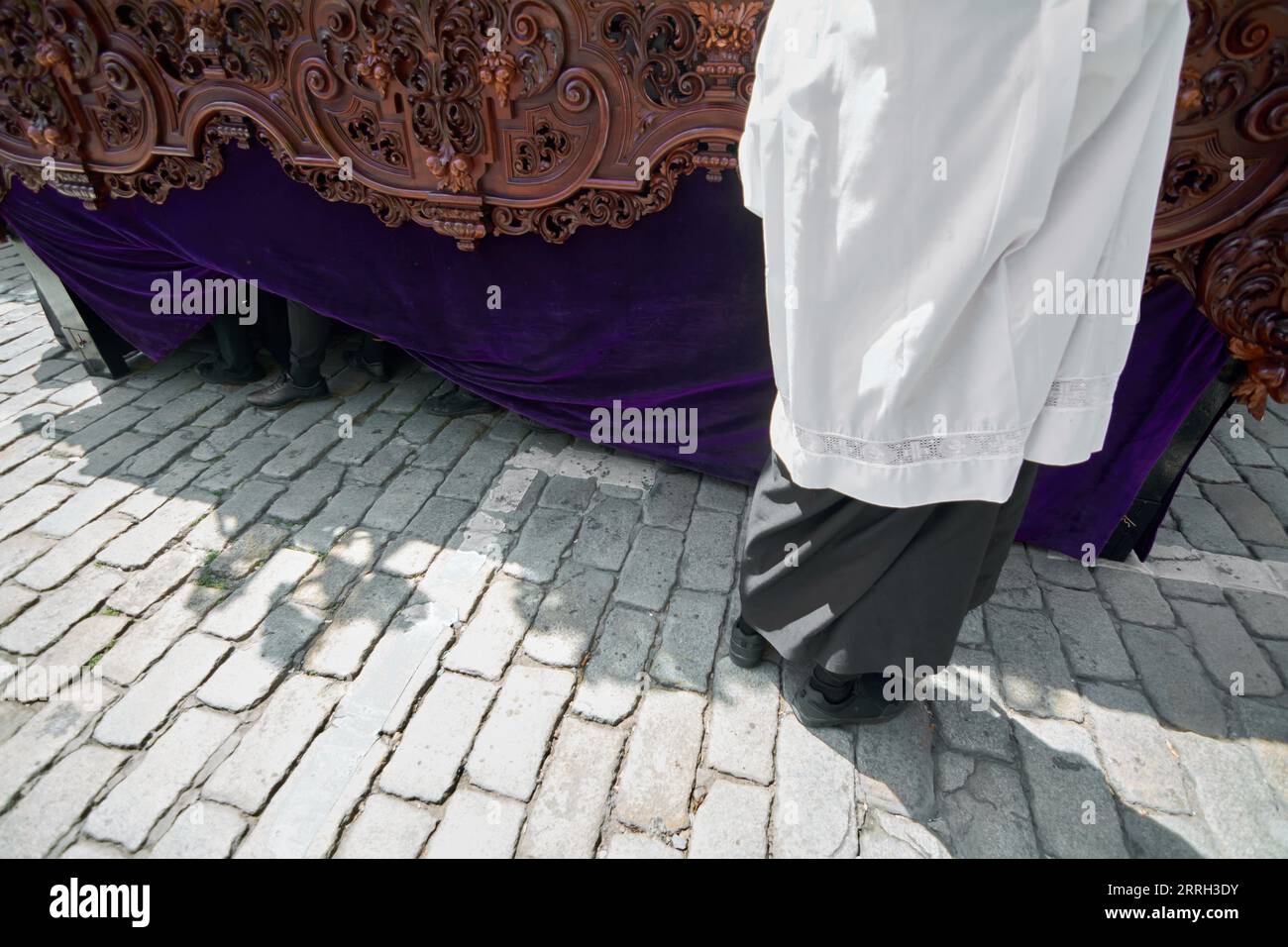 Costaleros sotto il passo durante la settimana Santa a Jerez de la Frontera in Andalusia, Spagna. Foto Stock